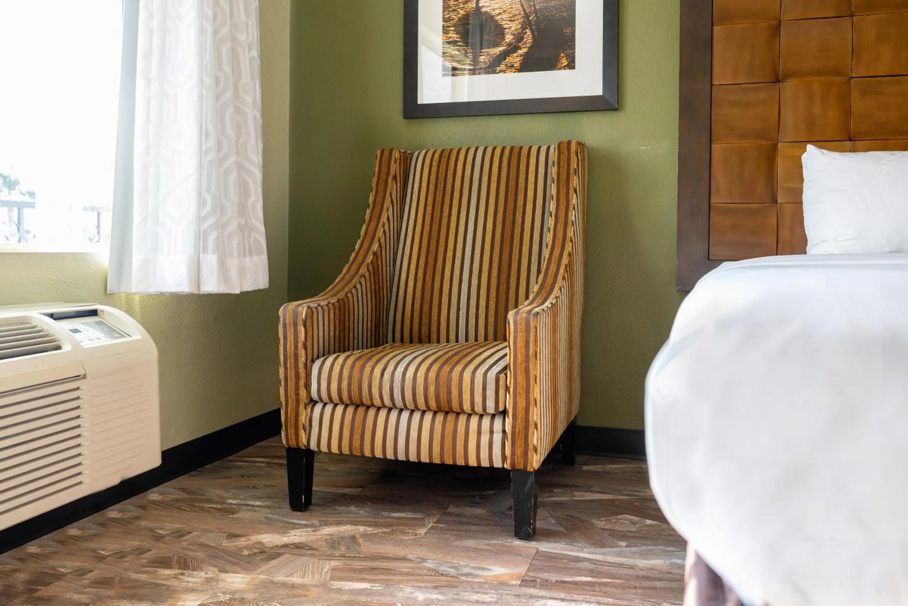 Bed in The Buena Park Hotel & Suites