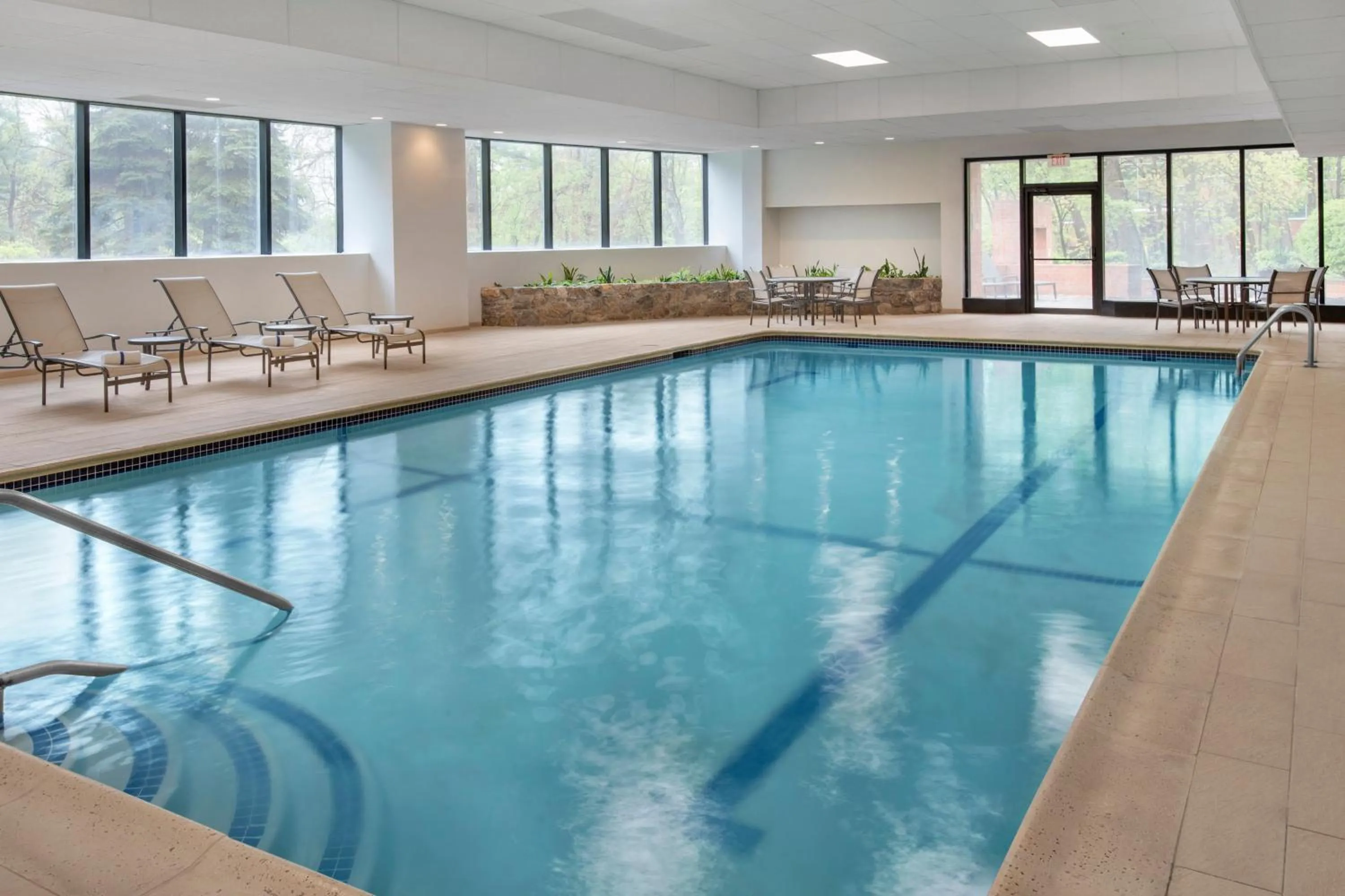 Swimming pool in Boston Marriott Burlington