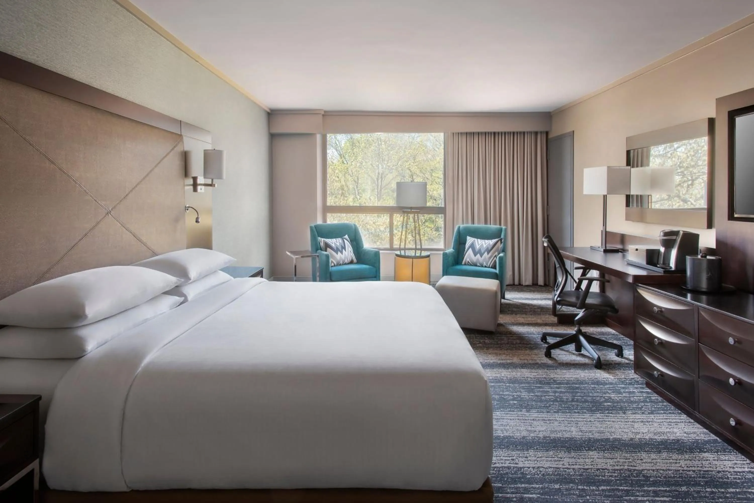 Photo of the whole room, Bed in Boston Marriott Burlington