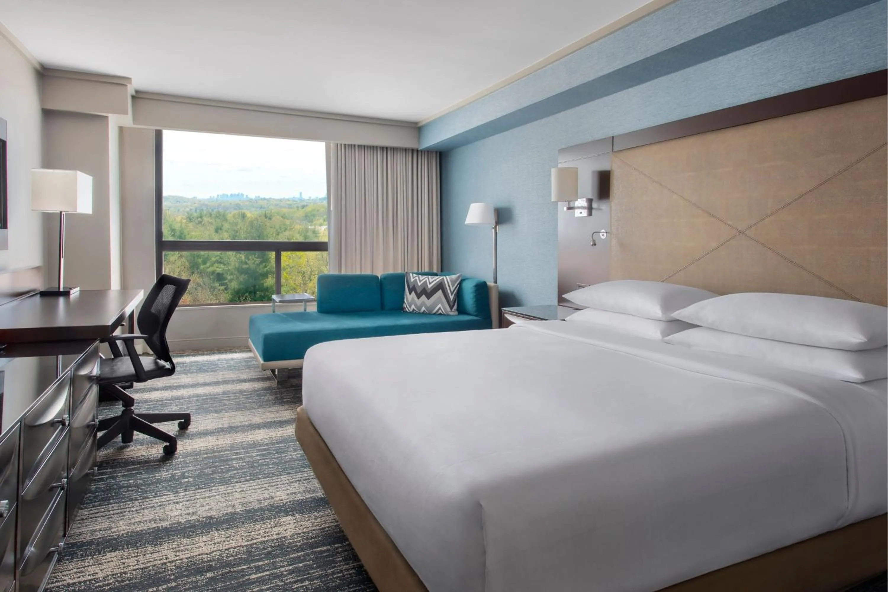 Photo of the whole room, Bed in Boston Marriott Burlington