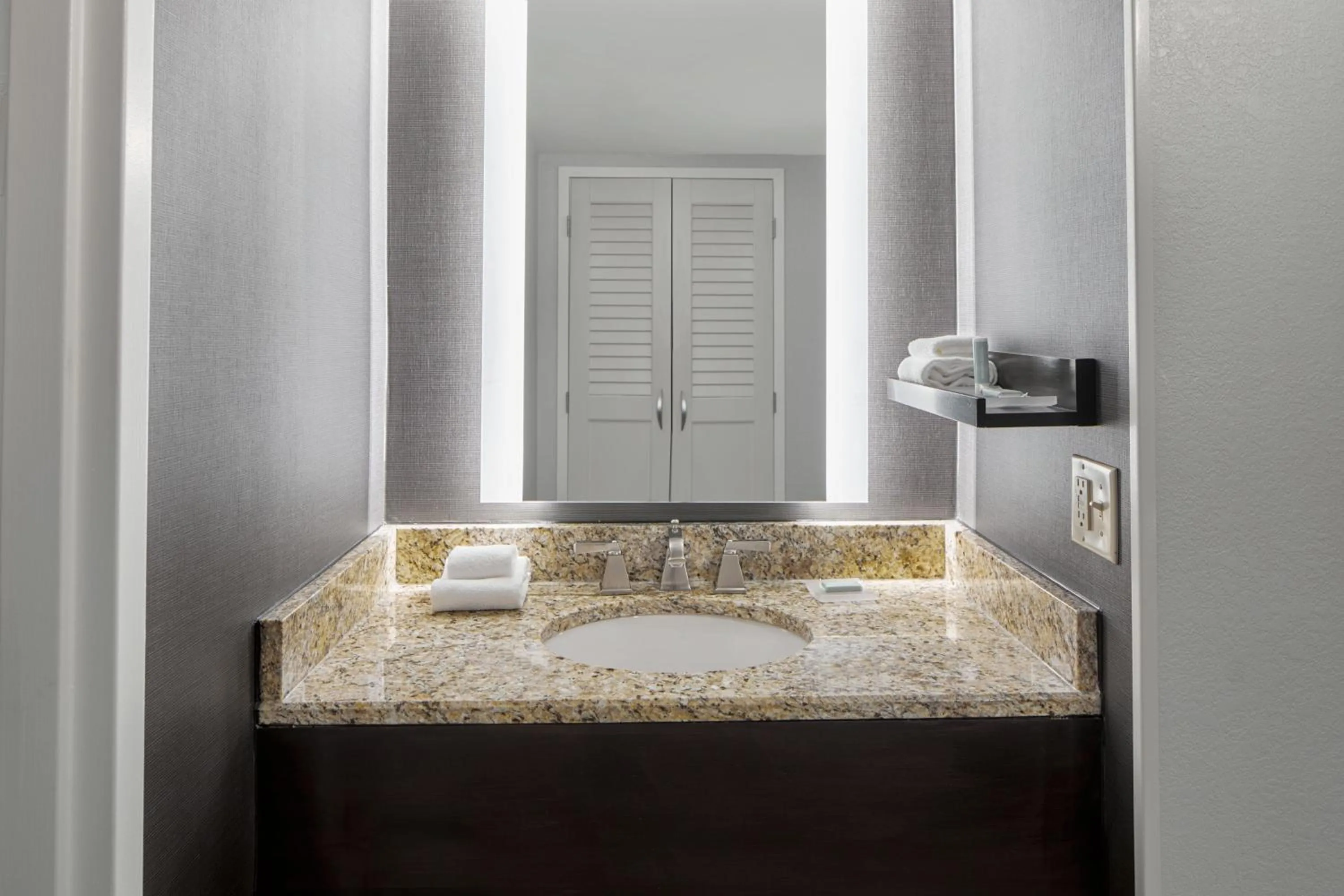 Bathroom in Courtyard by Marriott Nashville Downtown