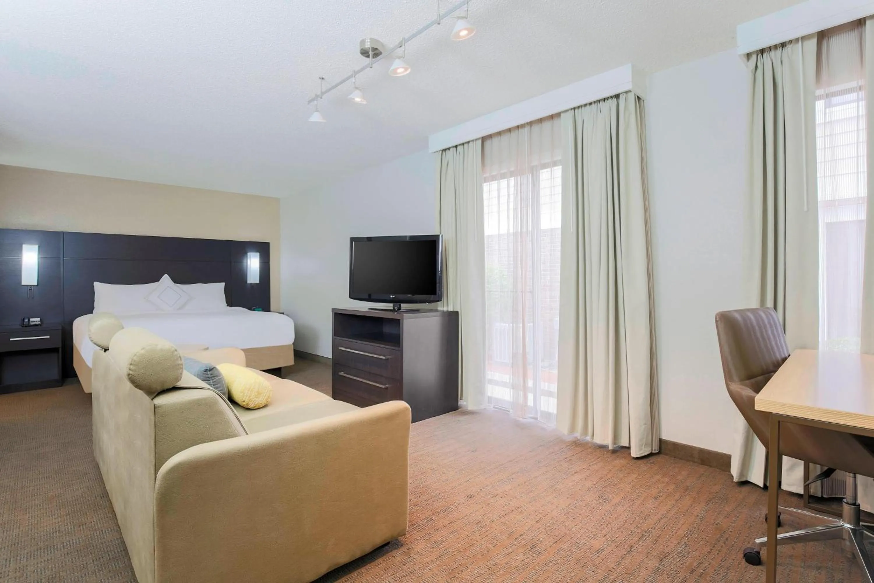 Living room, Bed in Residence Inn Boston North Shore/Danvers