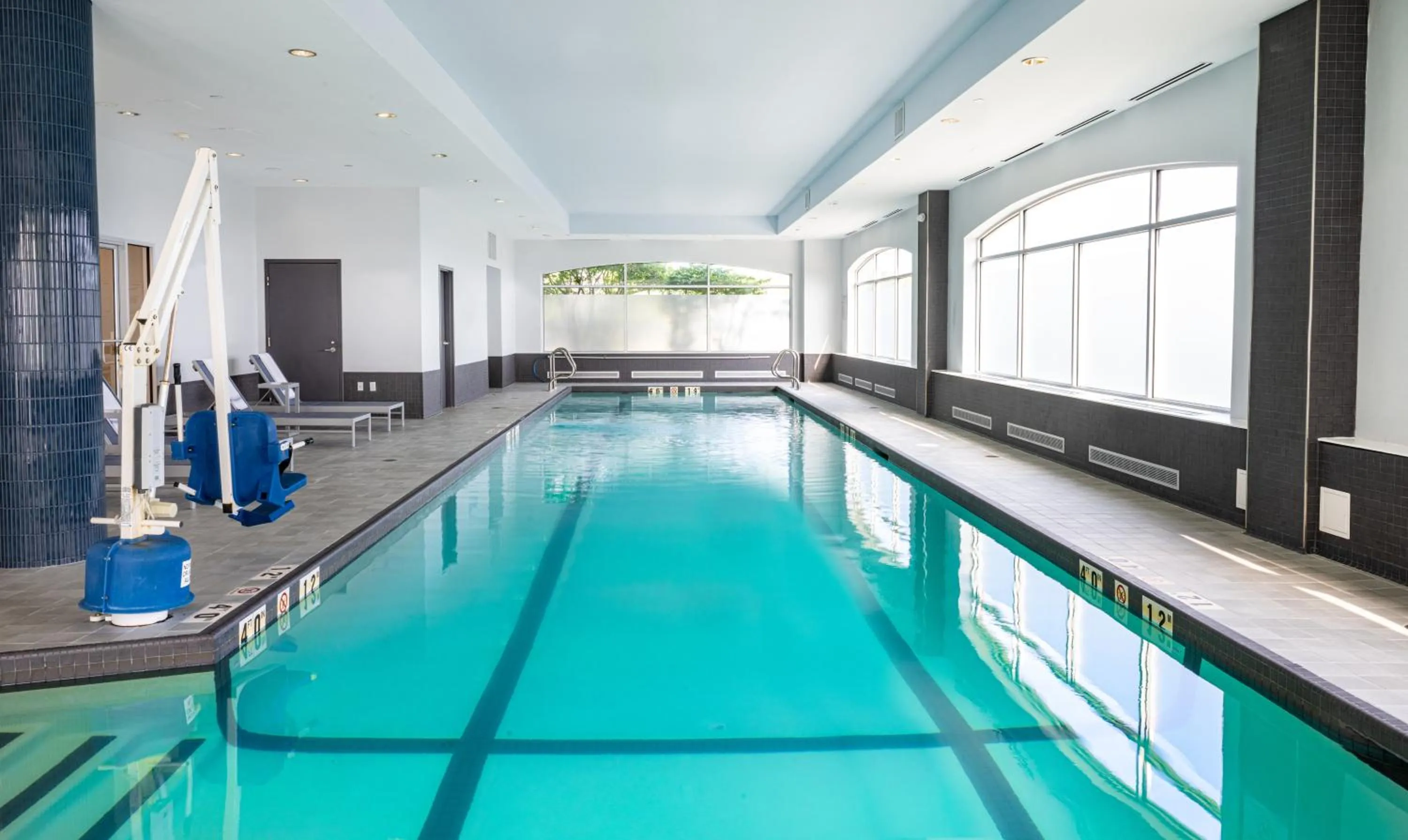 Swimming pool in Marriott Boston Quincy