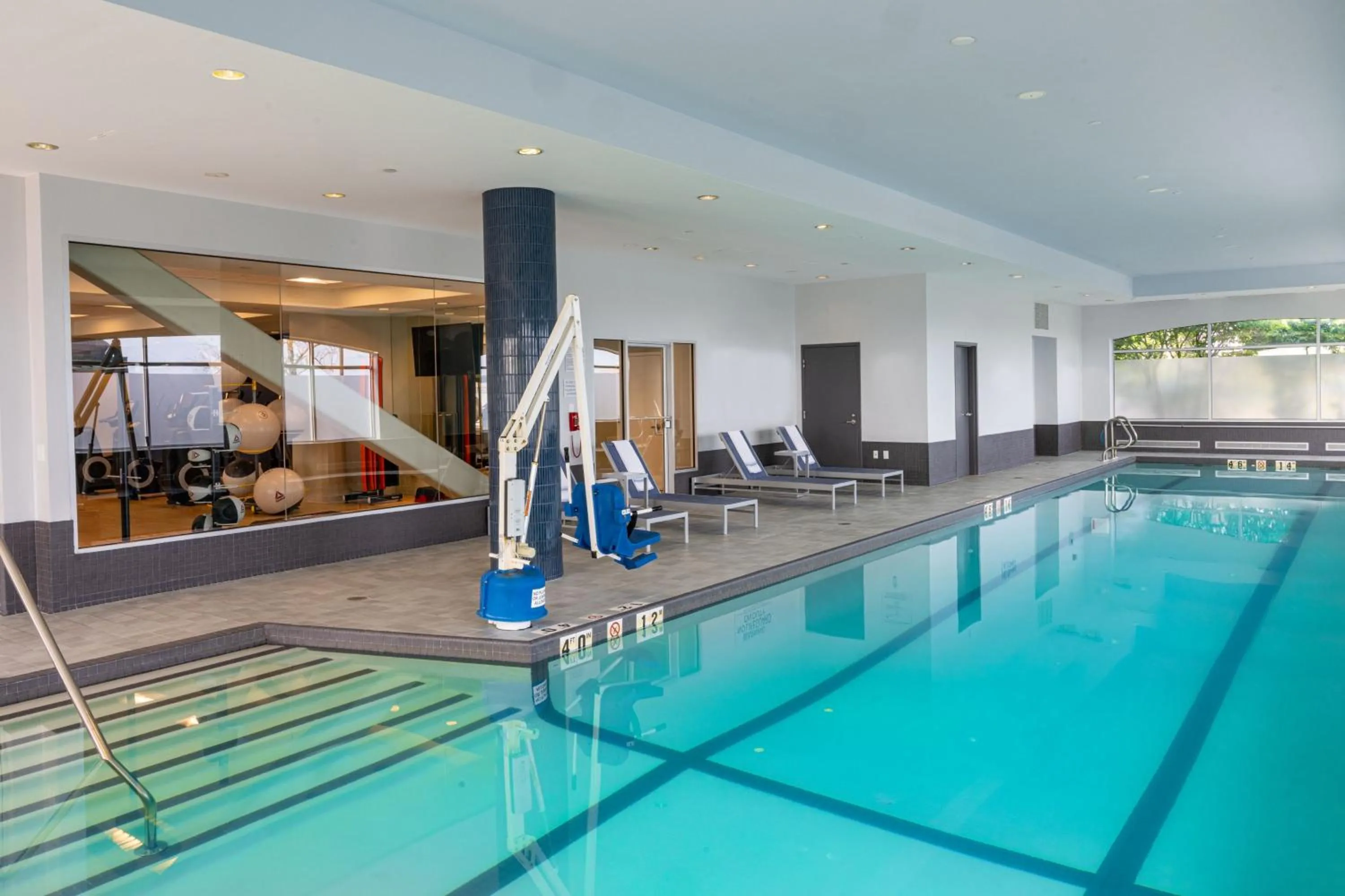 Swimming pool in Marriott Boston Quincy