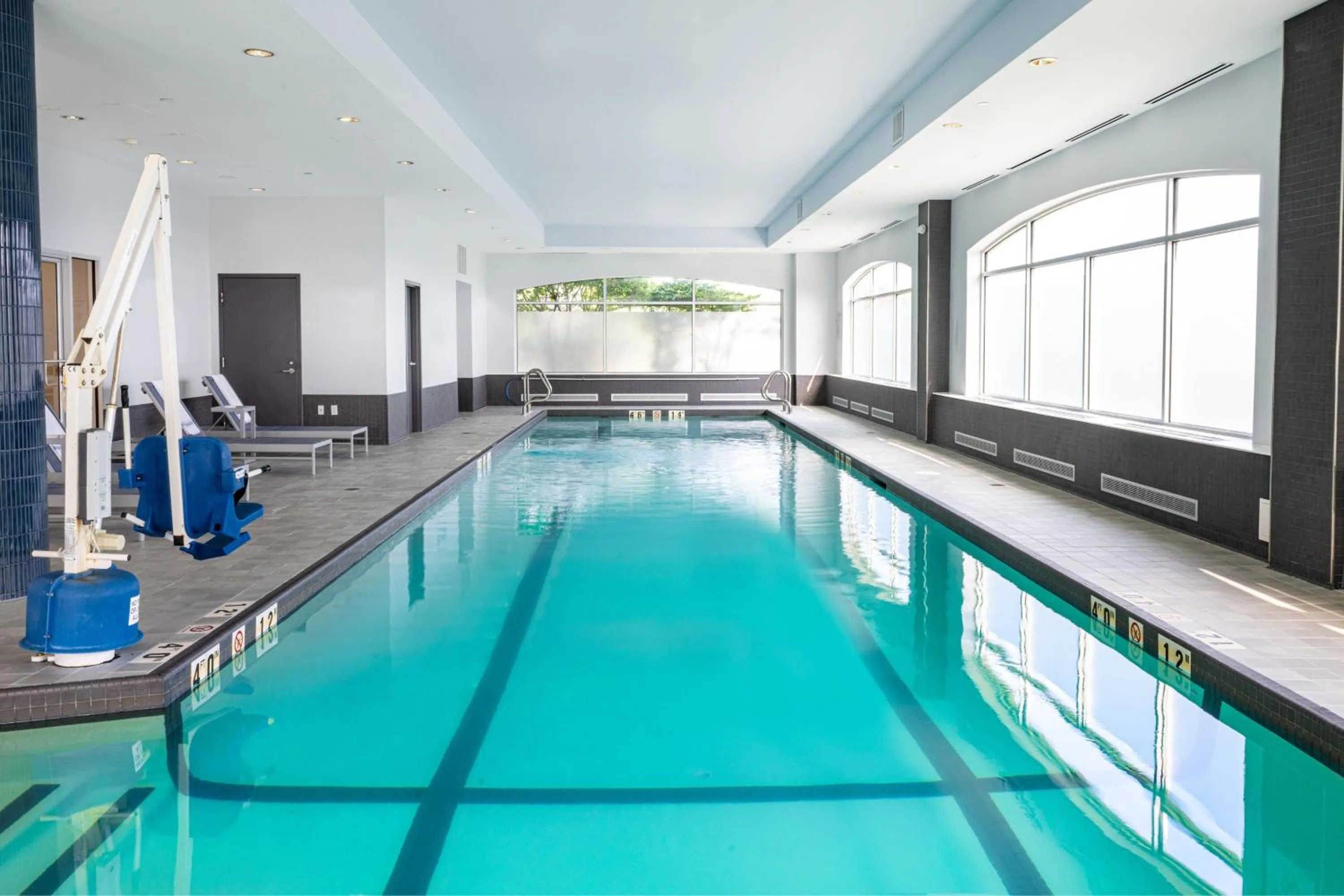 Swimming pool in Marriott Boston Quincy