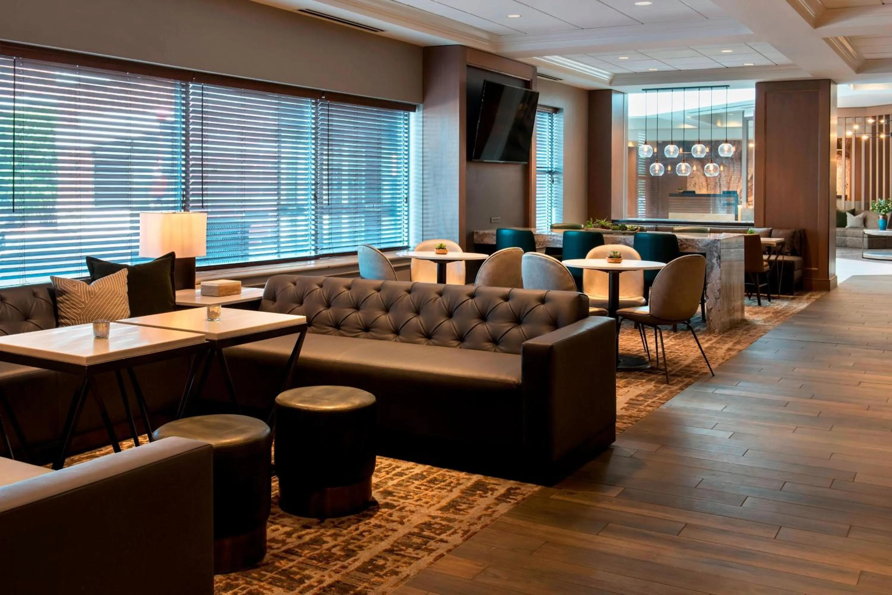 Lounge or bar in Marriott Boston Quincy