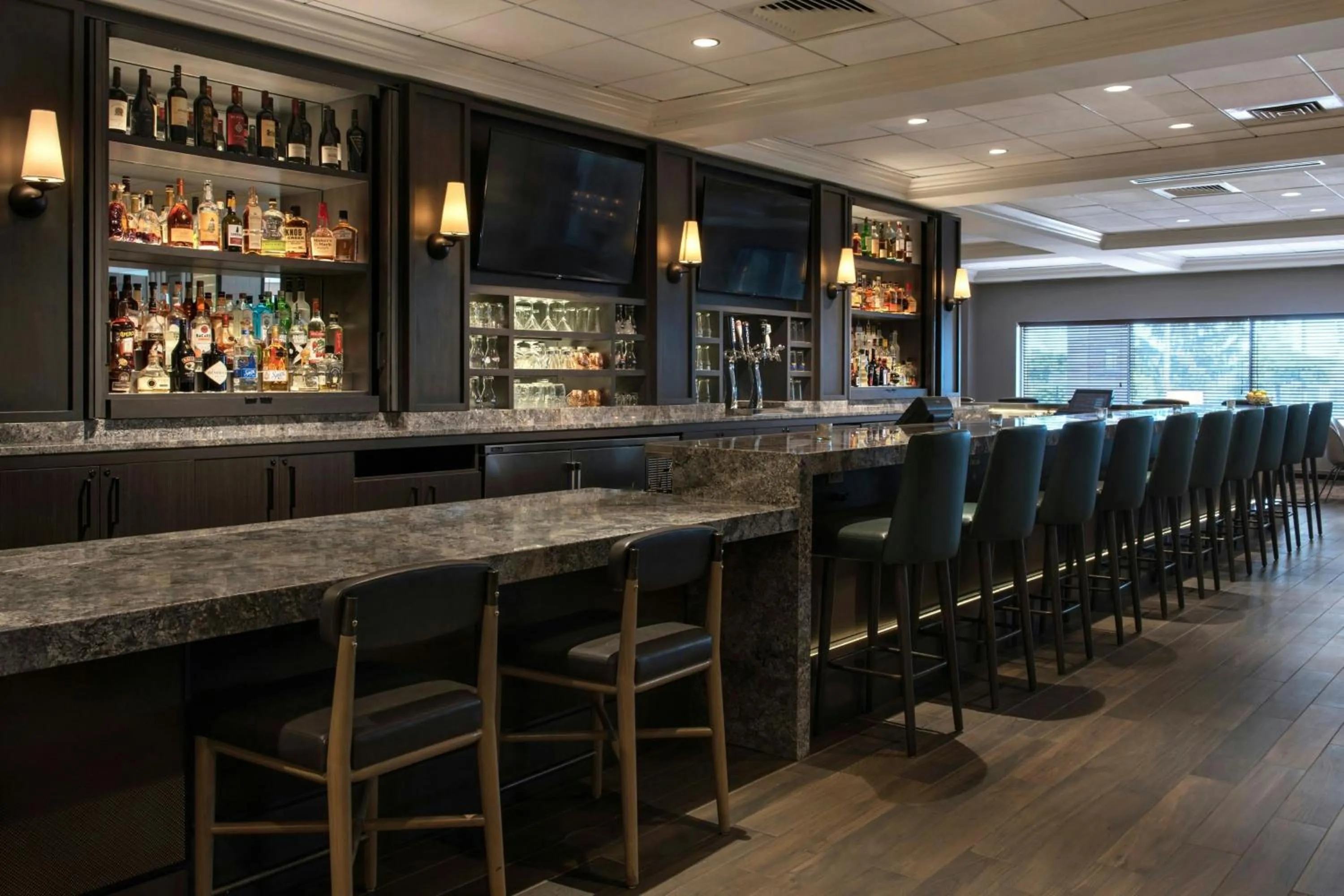 Lounge or bar in Marriott Boston Quincy
