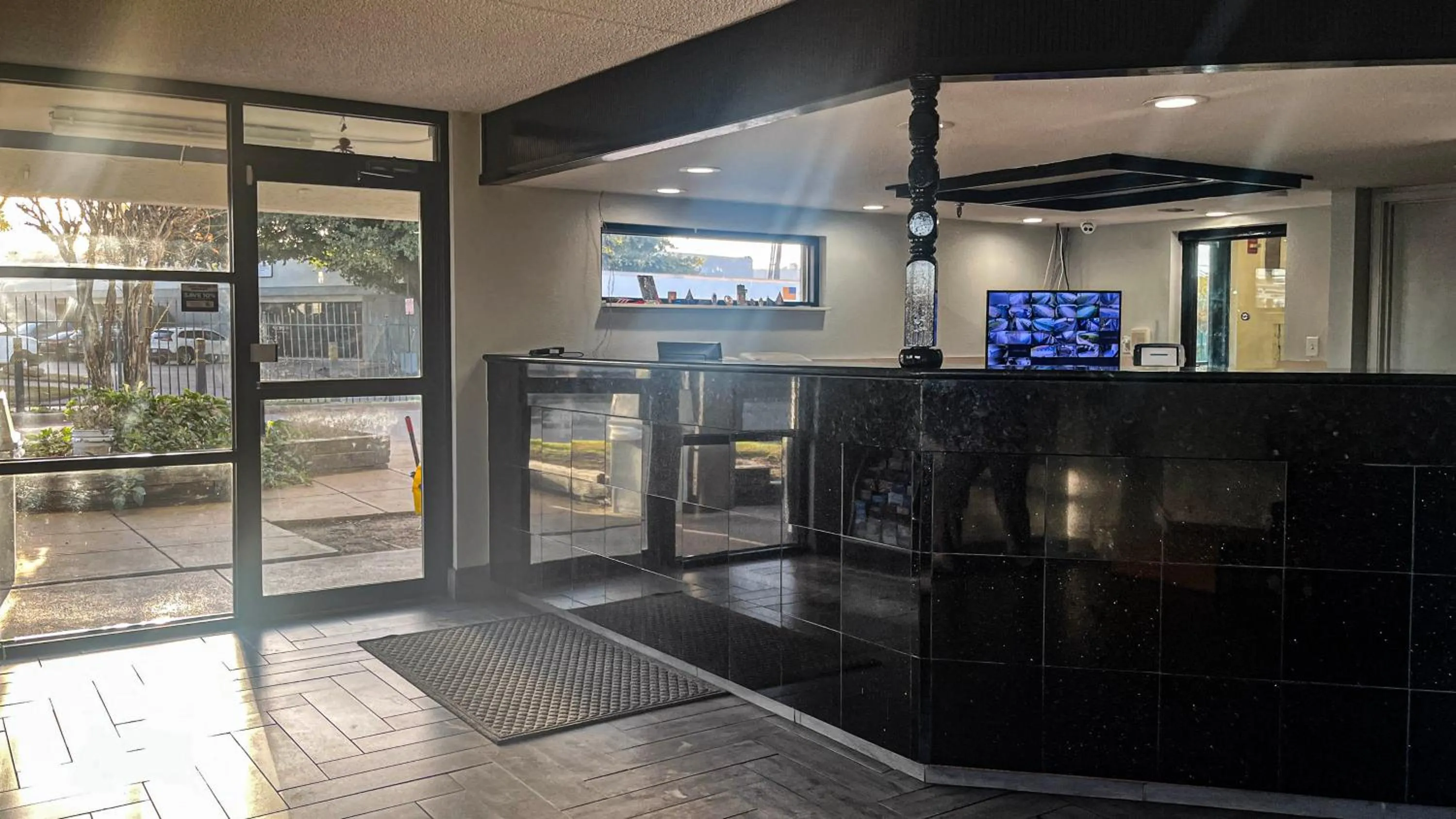 Lobby or reception in Studio 6 Suites Dallas TX - Loop 12 West