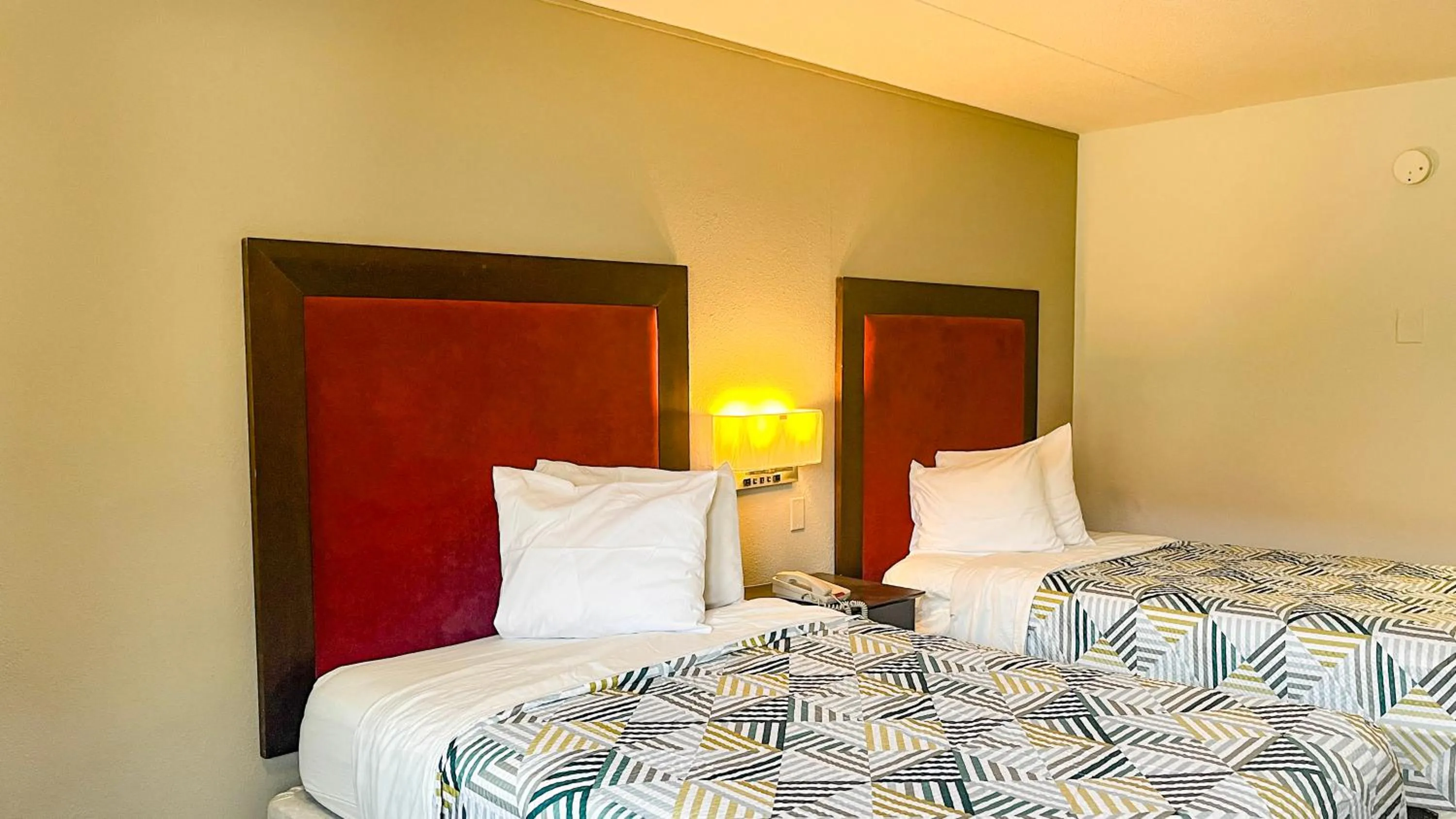 Bed in Studio 6 Suites Dallas TX - Loop 12 West