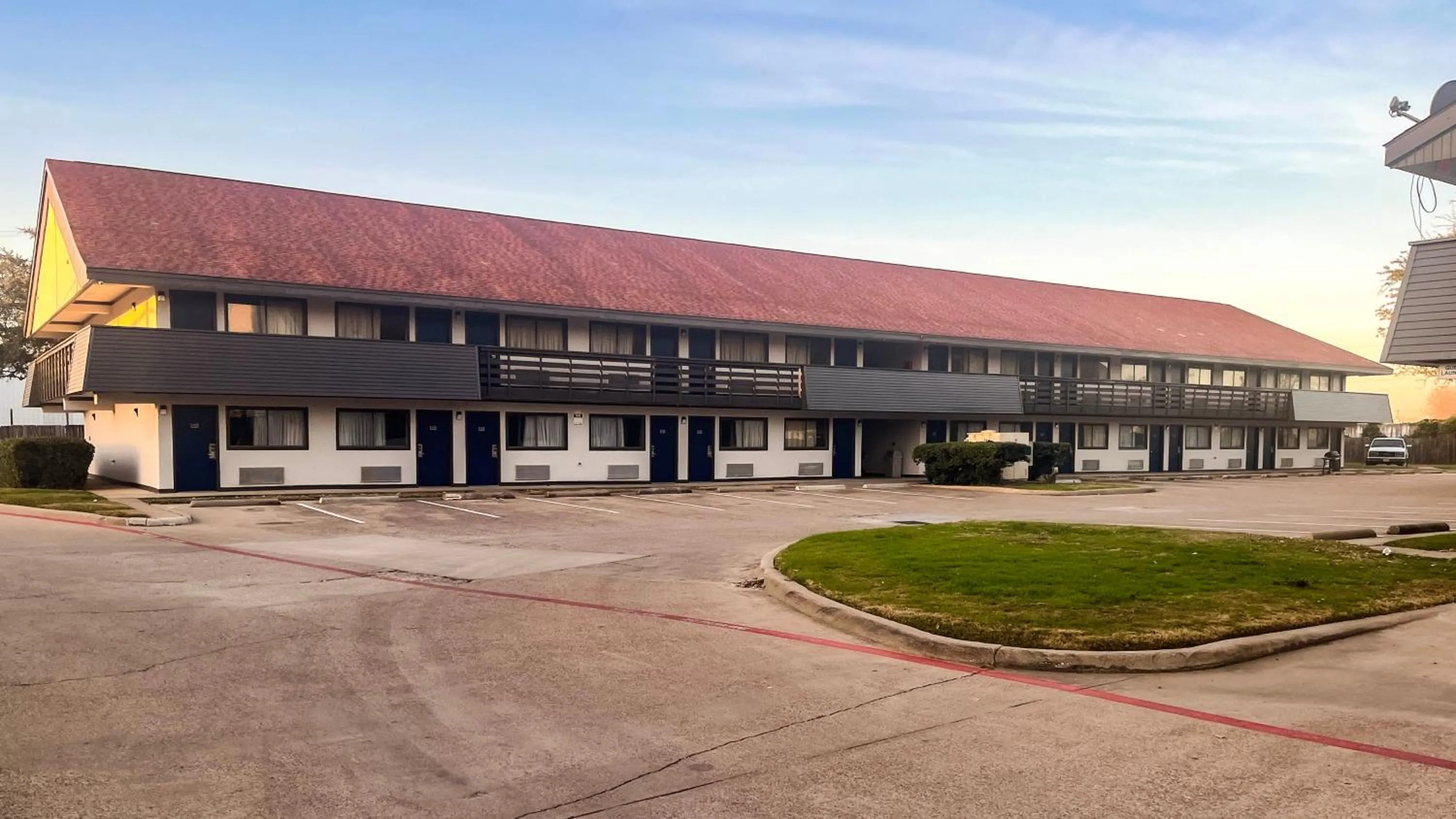 Property building in Studio 6 Suites Dallas TX - Loop 12 West