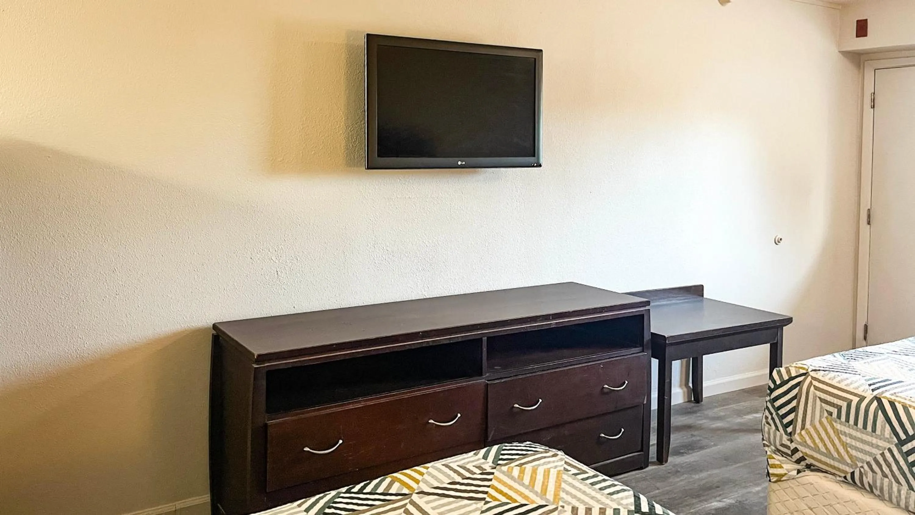 Bed in Studio 6 Suites Dallas TX - Loop 12 West