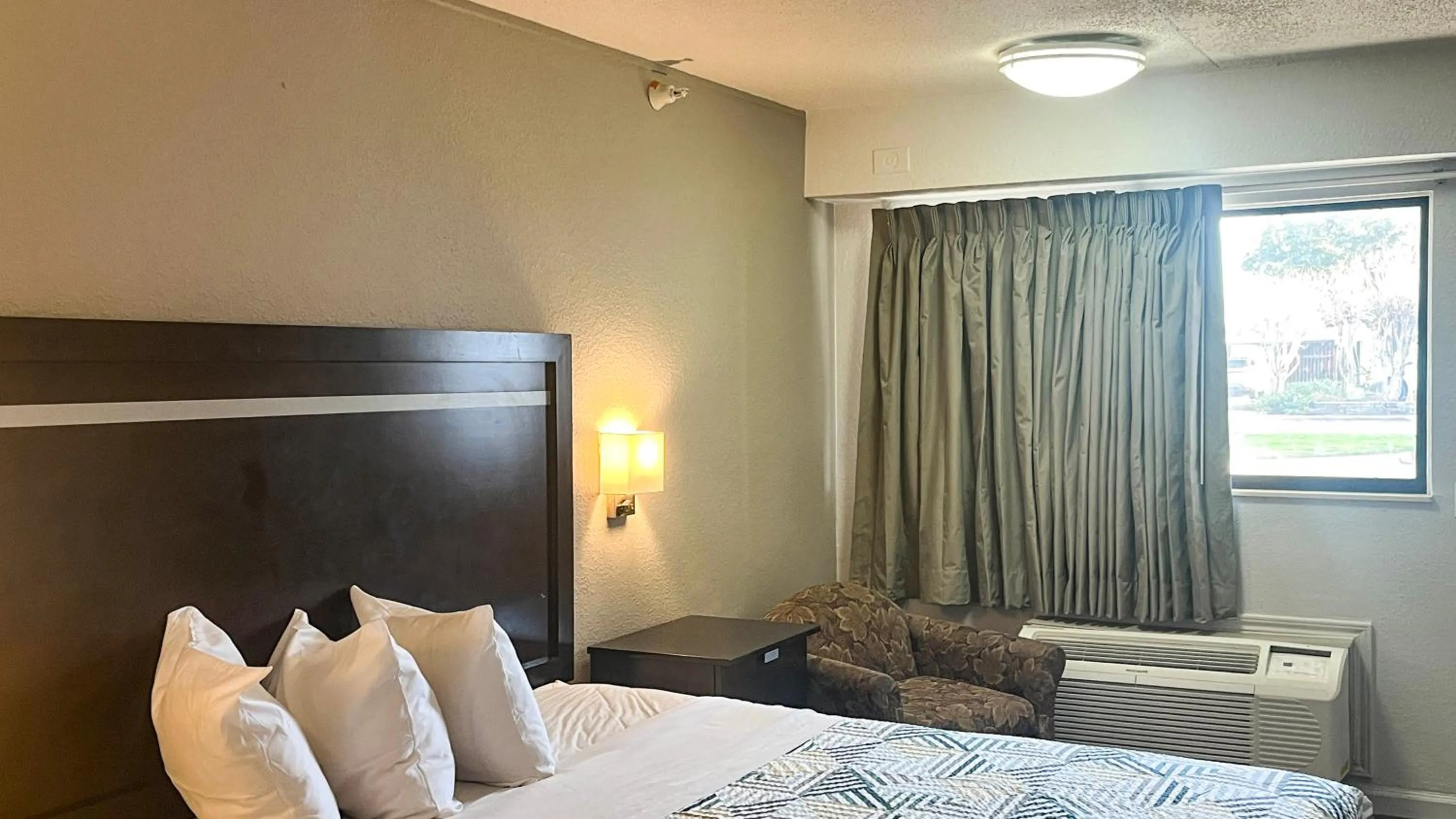 Bed in Studio 6 Suites Dallas TX - Loop 12 West