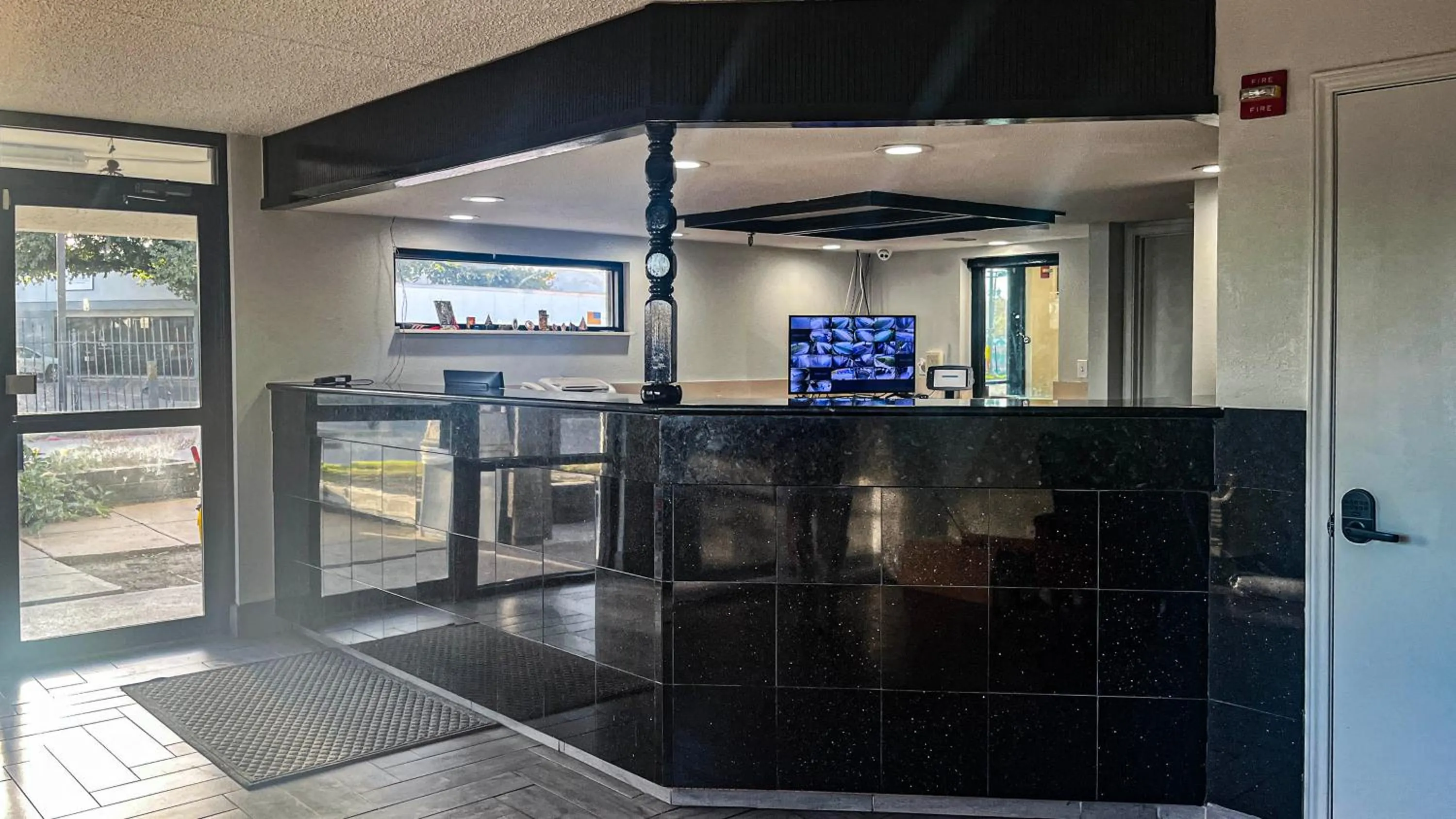 Lobby or reception in Studio 6 Suites Dallas TX - Loop 12 West