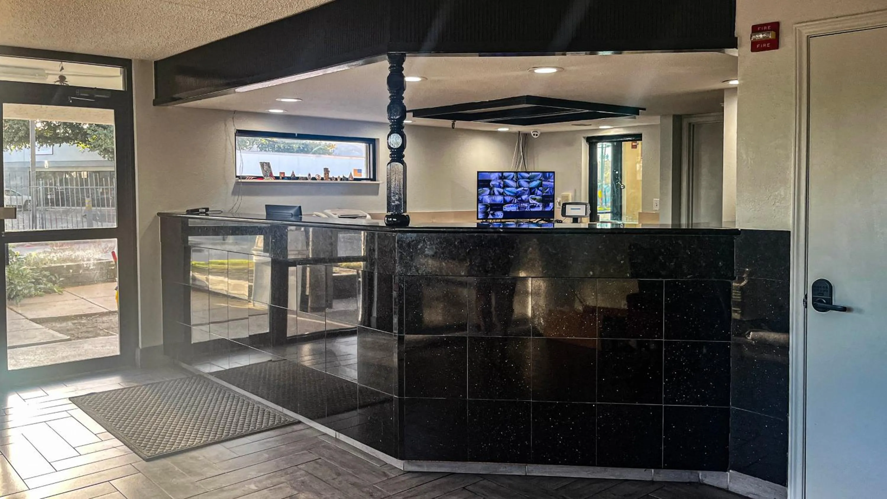 Lobby or reception in Studio 6 Suites Dallas TX - Loop 12 West