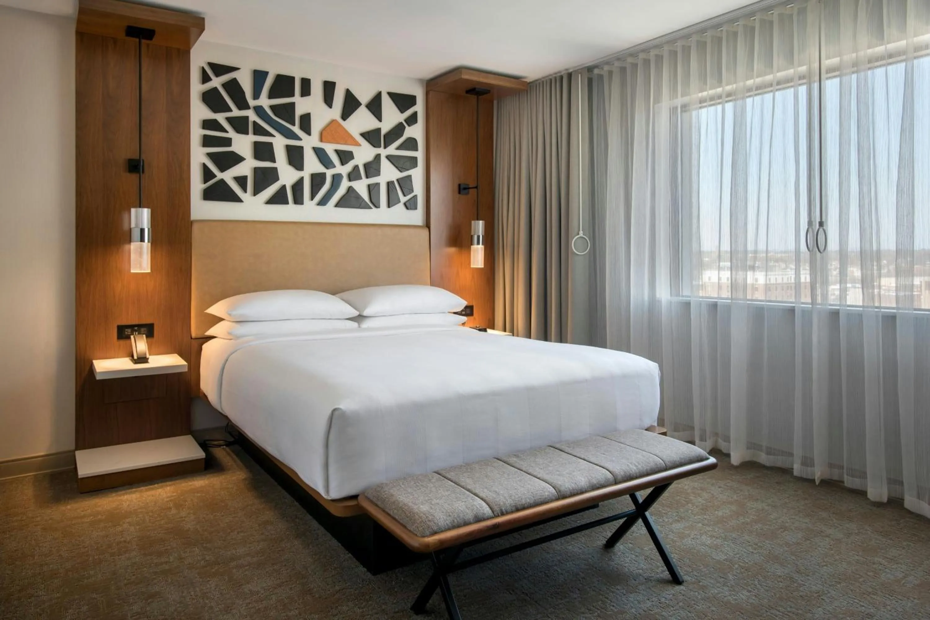 Photo of the whole room, Bed in Marriott Springfield Downtown