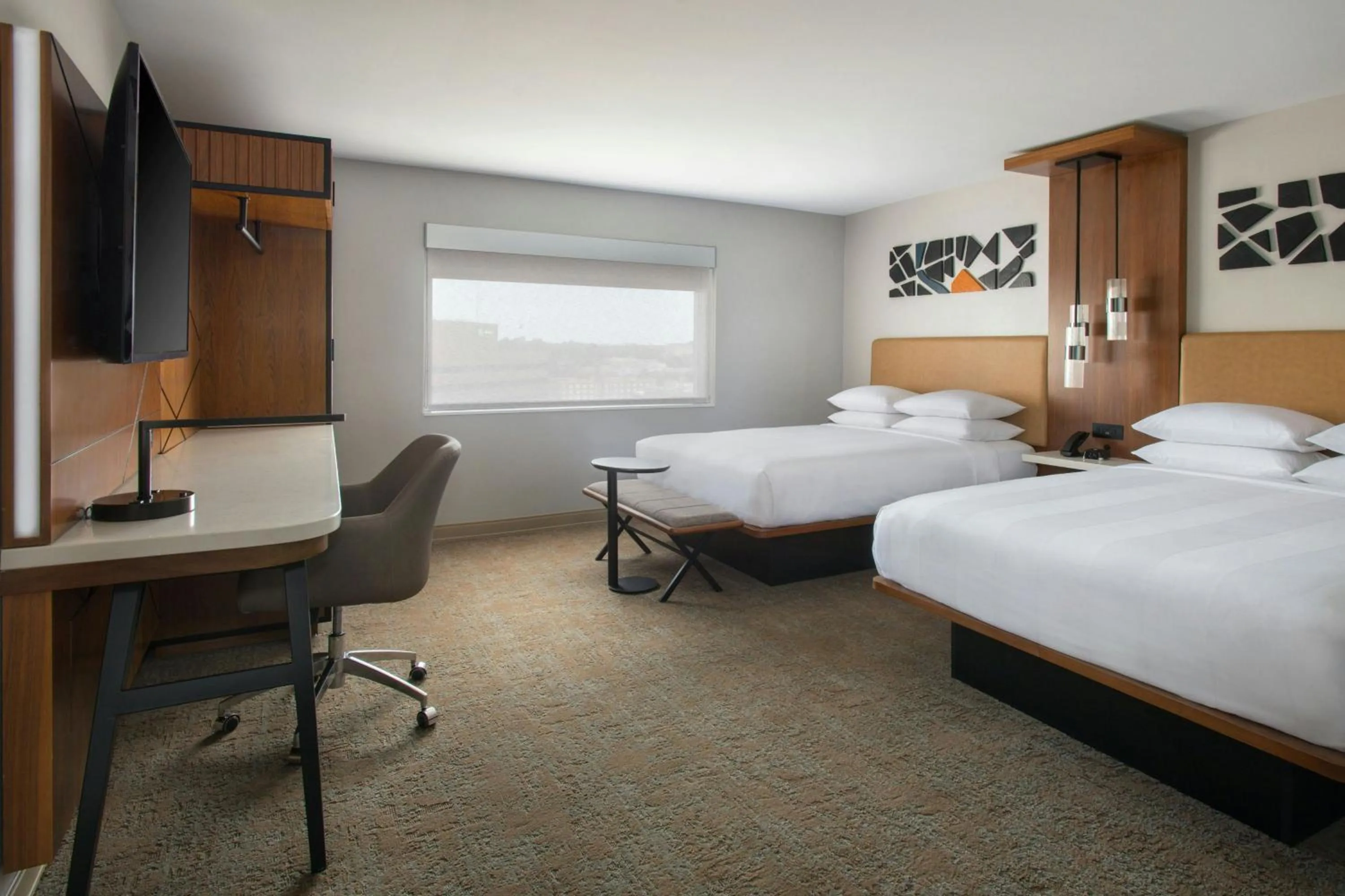 Photo of the whole room, Bed in Marriott Springfield Downtown