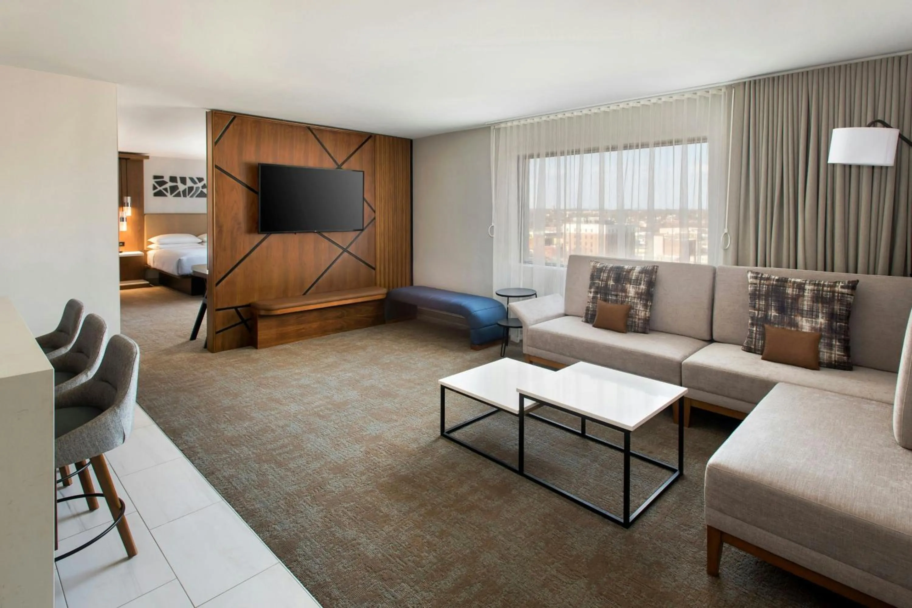 Photo of the whole room, Bed in Marriott Springfield Downtown
