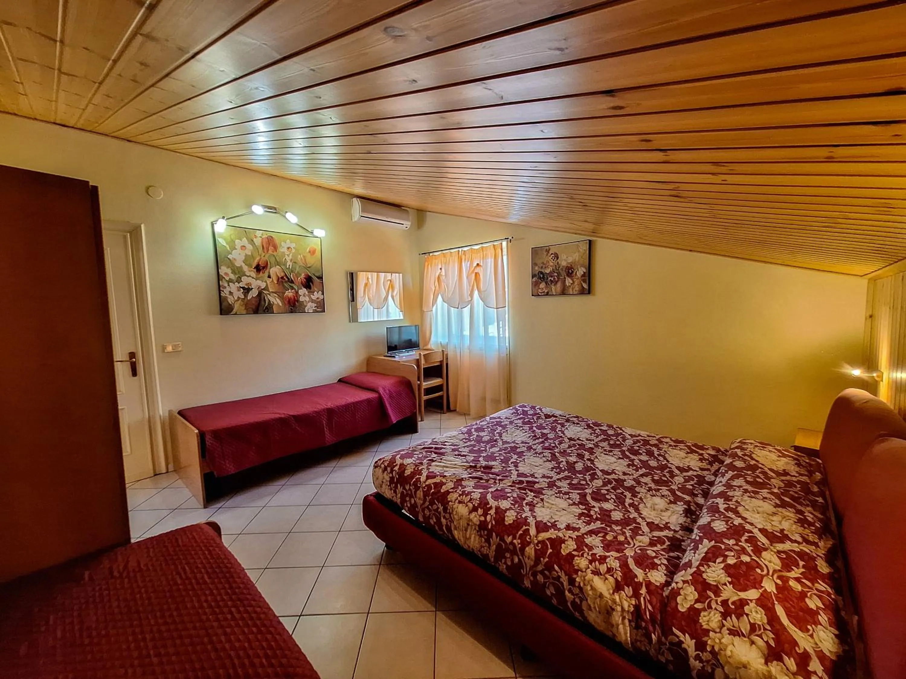 Bed in Bed & Breakfast "Il Ghiro"