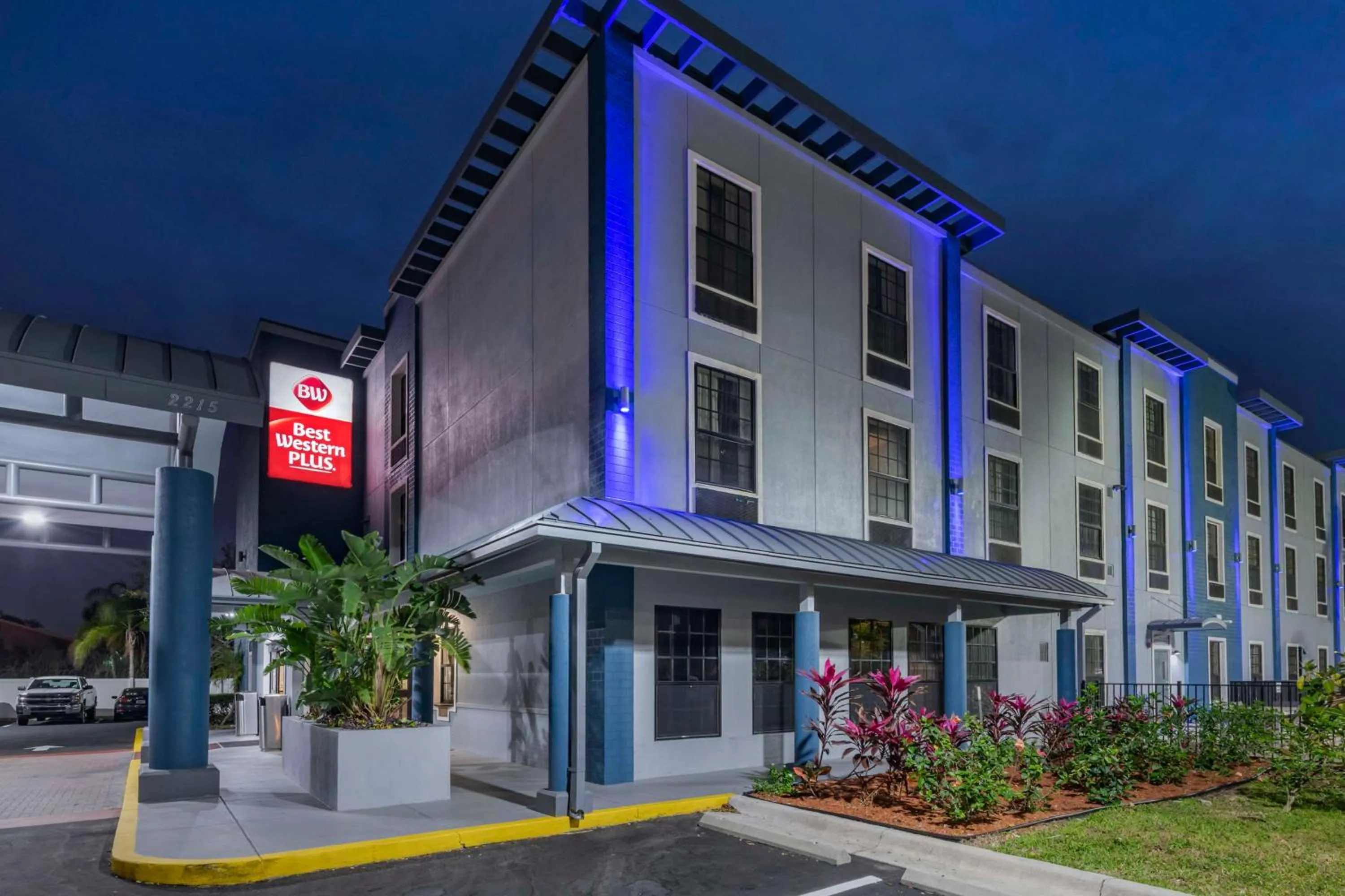 Property building in Best Western Plus Bradenton Gateway Hotel