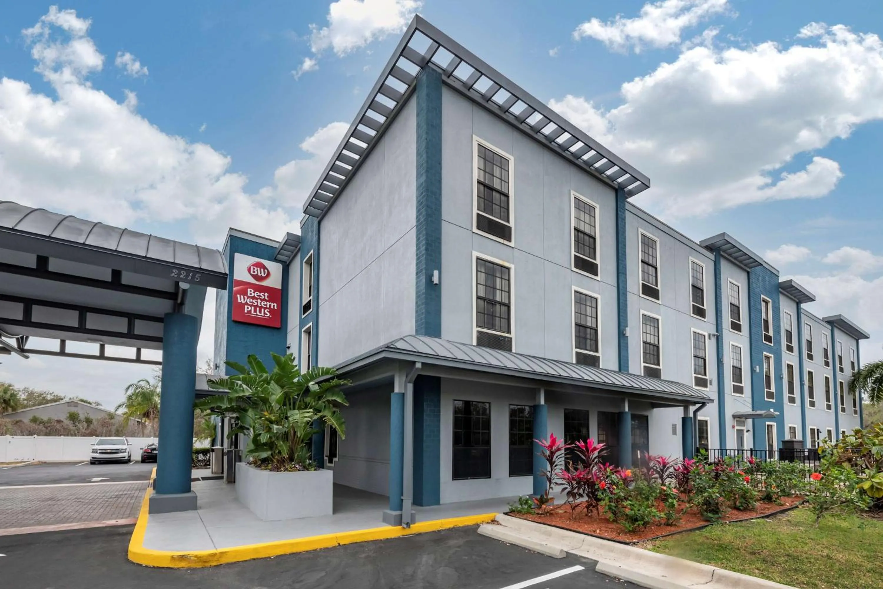 Property building in Best Western Plus Bradenton Gateway Hotel