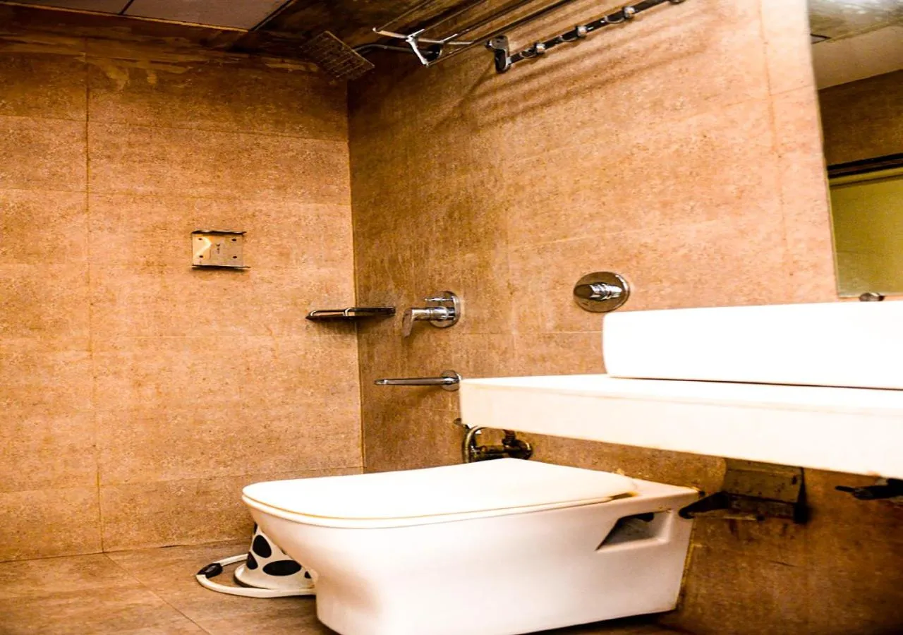 Toilet in Hotel BKC Inn - Near Trade Center, Visa Consulate BKC