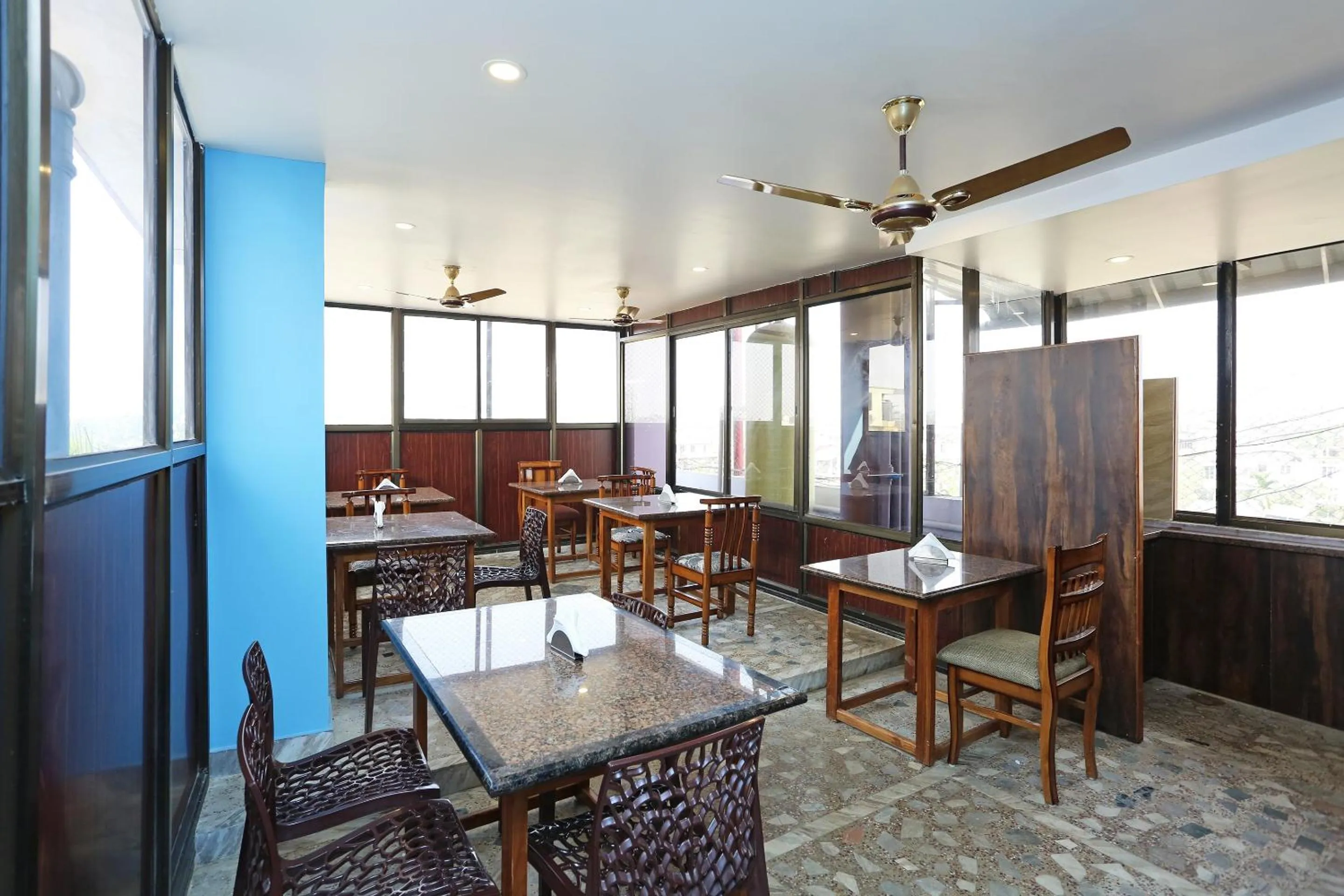 Restaurant/places to eat in Super Hotel O Cherry City Cottage