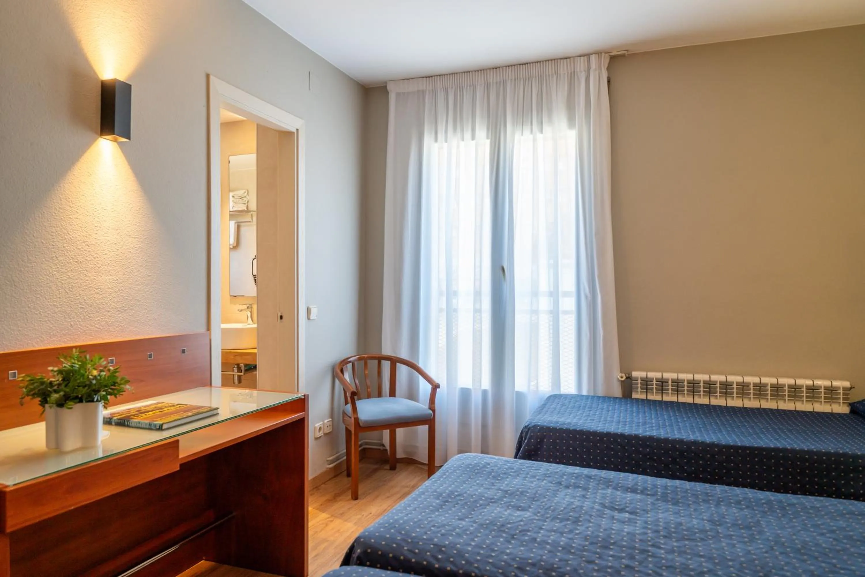 Bedroom, Bed in Hotel J. Balmes Vic