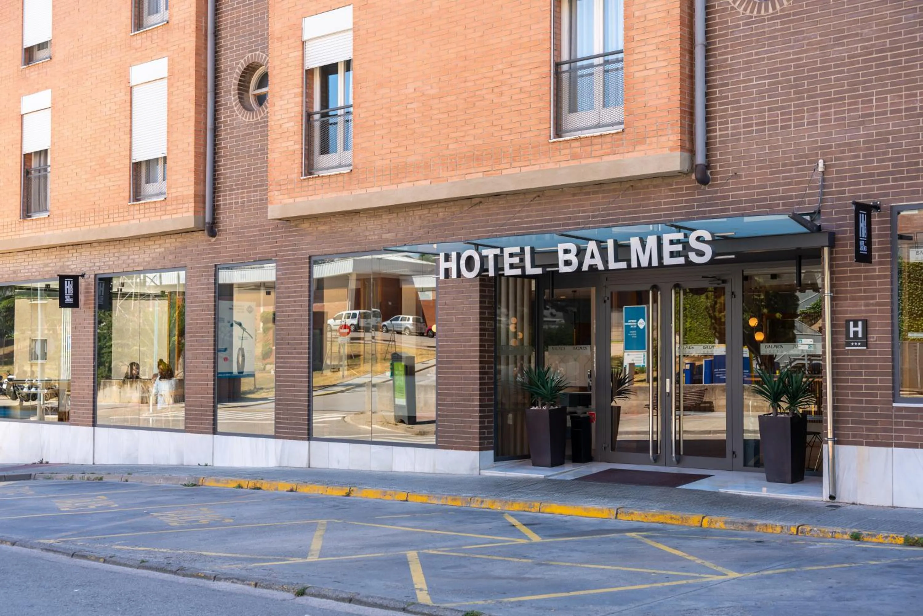 Property building in Hotel J. Balmes Vic