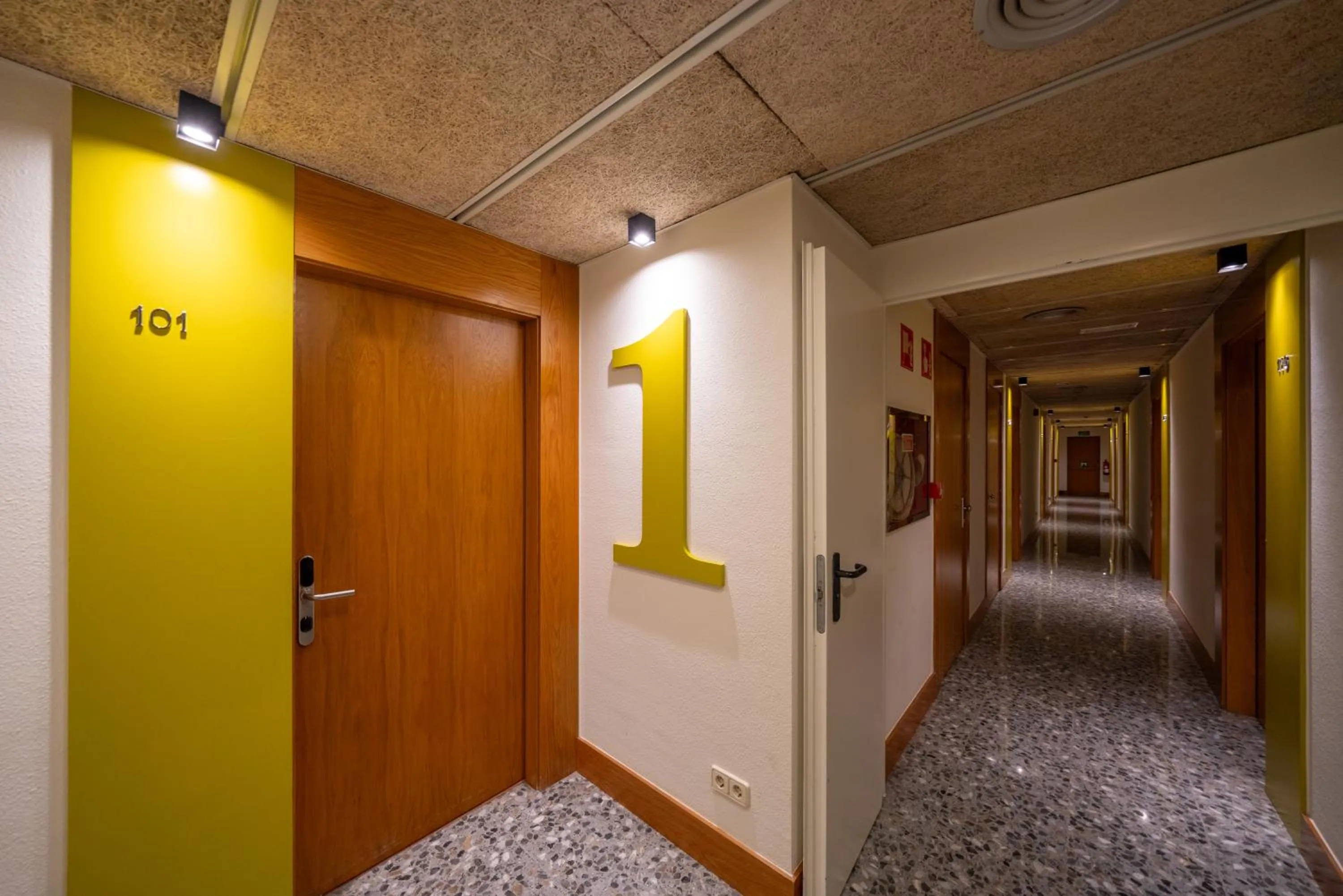 Property building in Hotel J. Balmes Vic