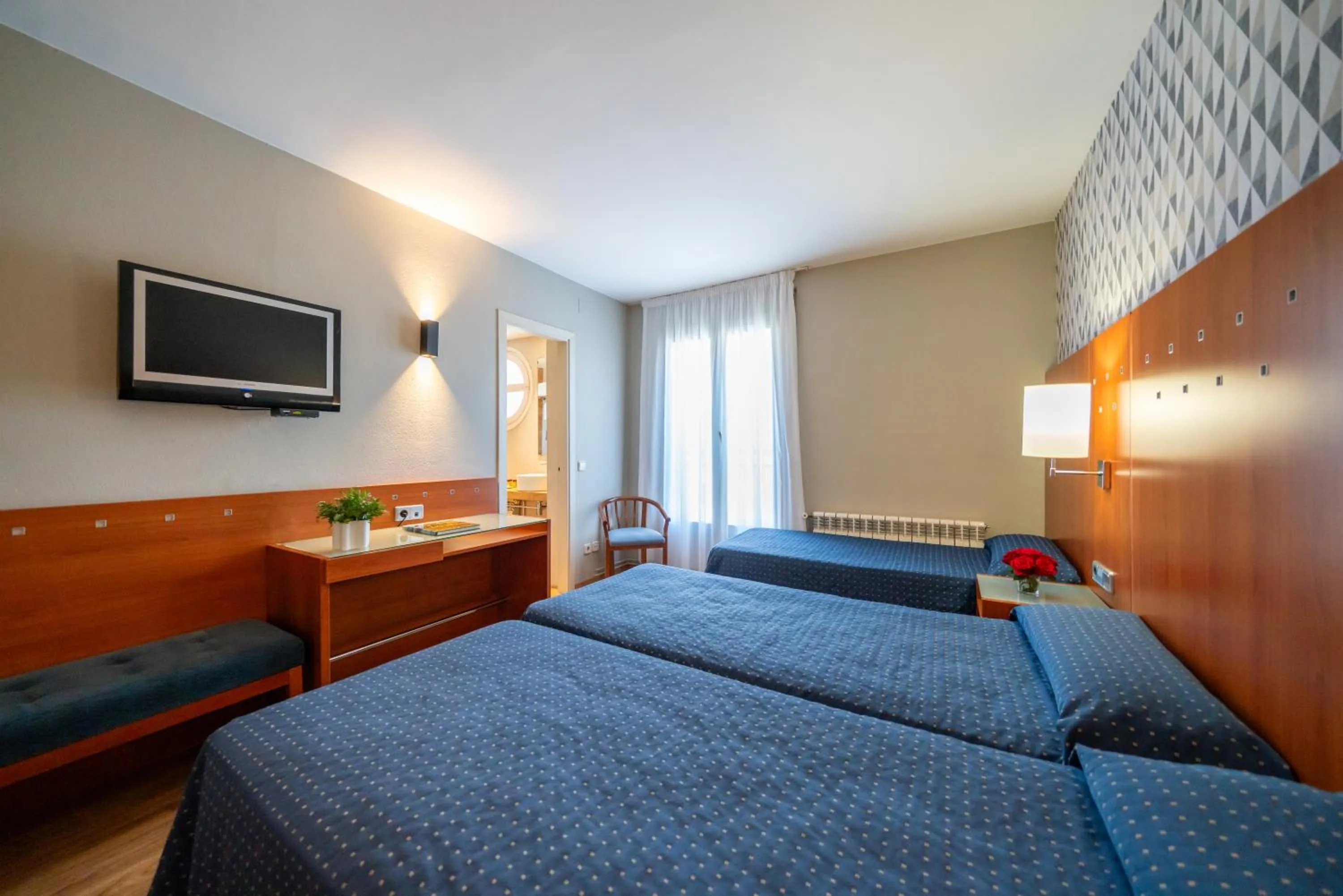 Bedroom, Bed in Hotel J. Balmes Vic