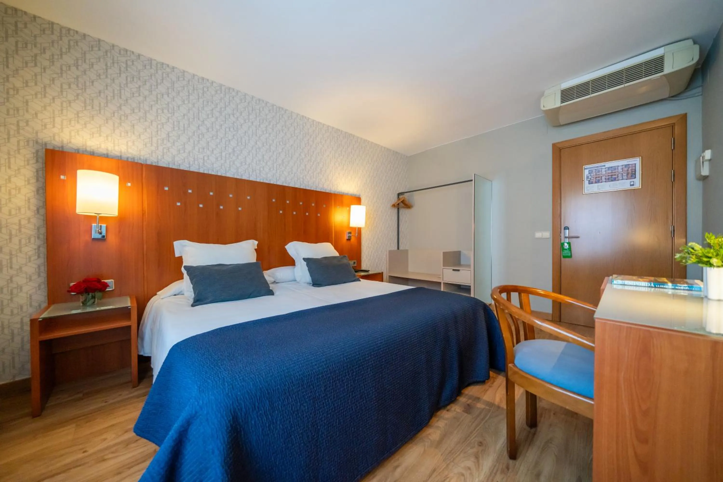 Bedroom, Bed in Hotel J. Balmes Vic