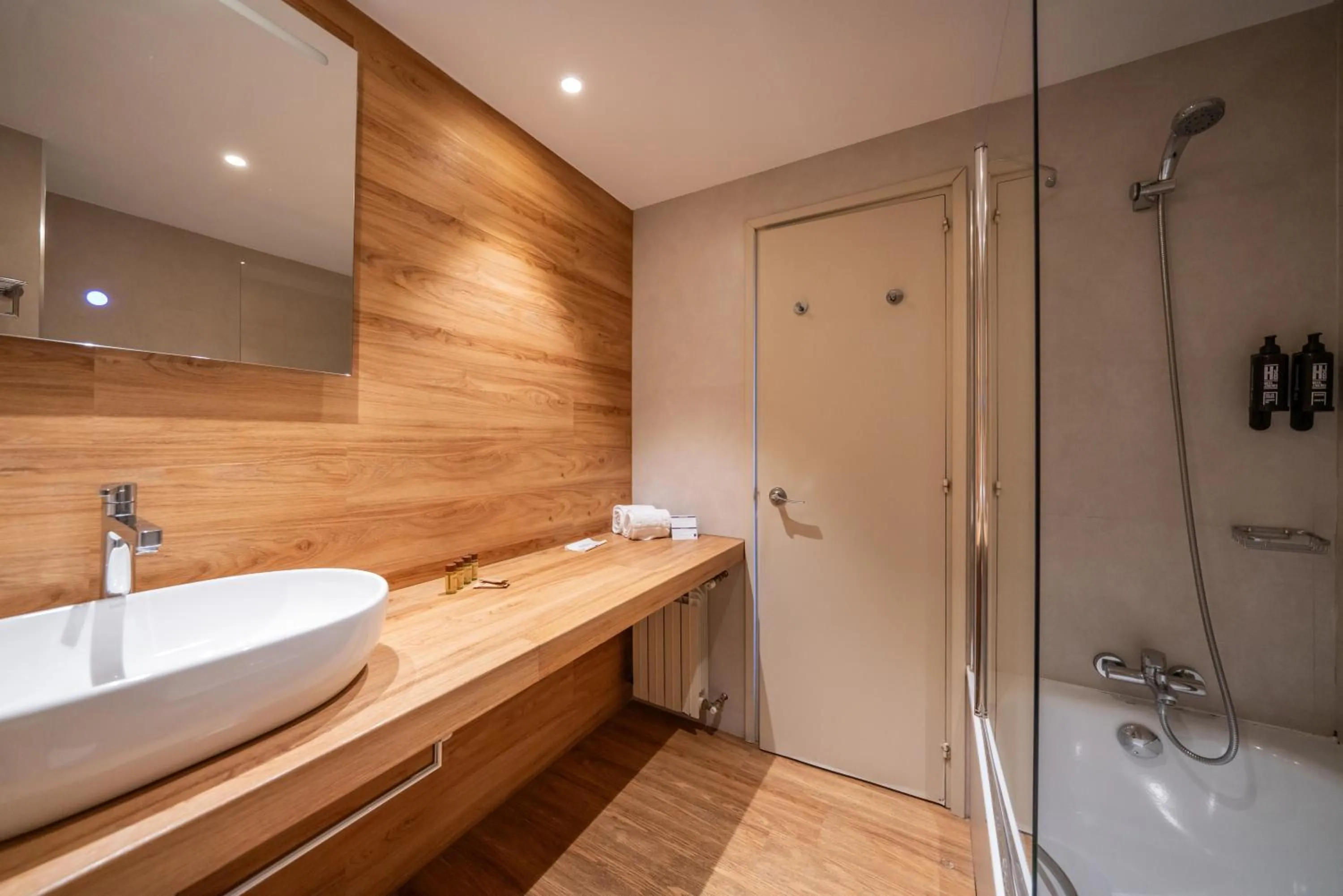 Bathroom in Hotel J. Balmes Vic