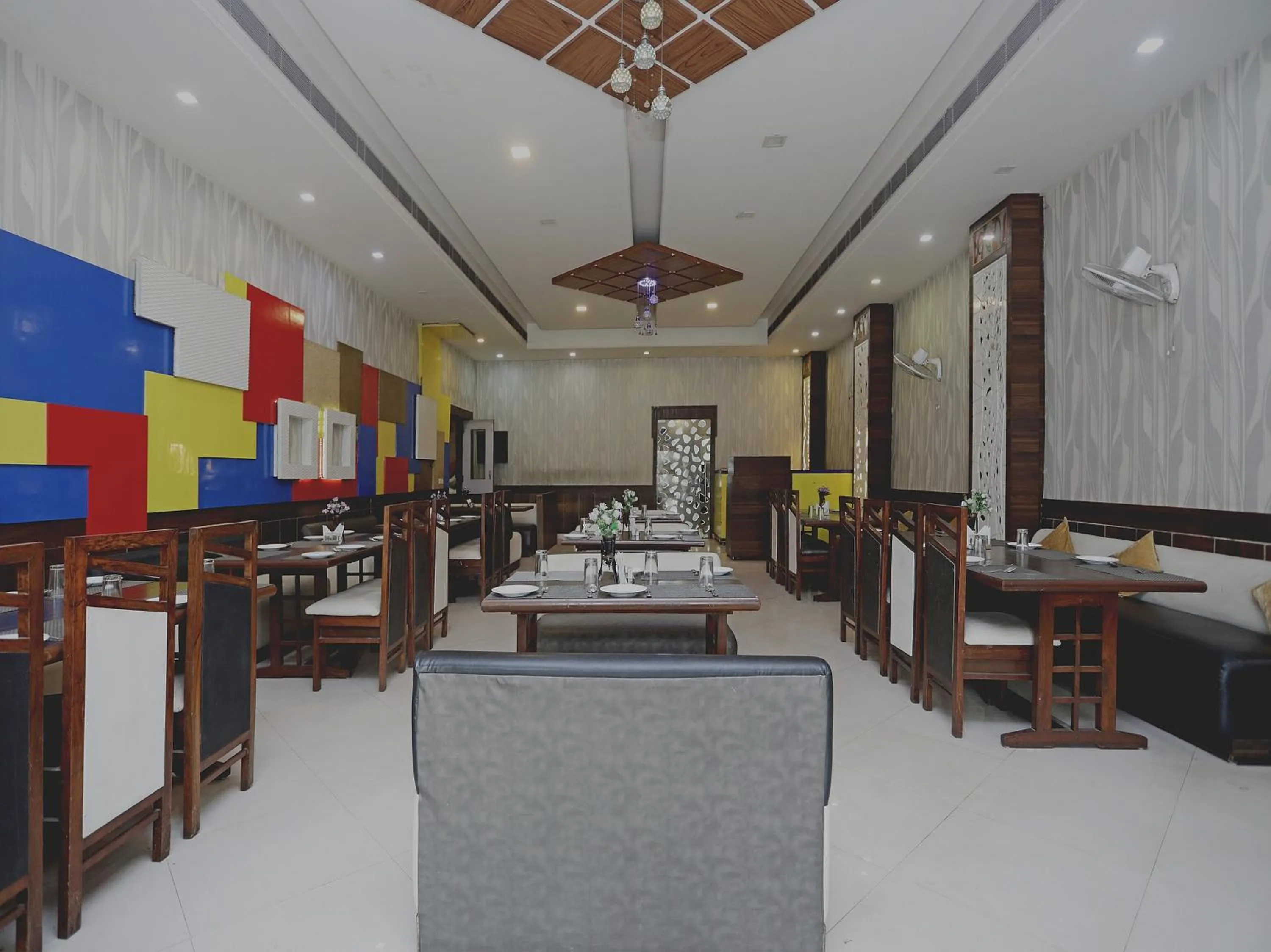 Restaurant/places to eat in Hotel O Subhadra Residency