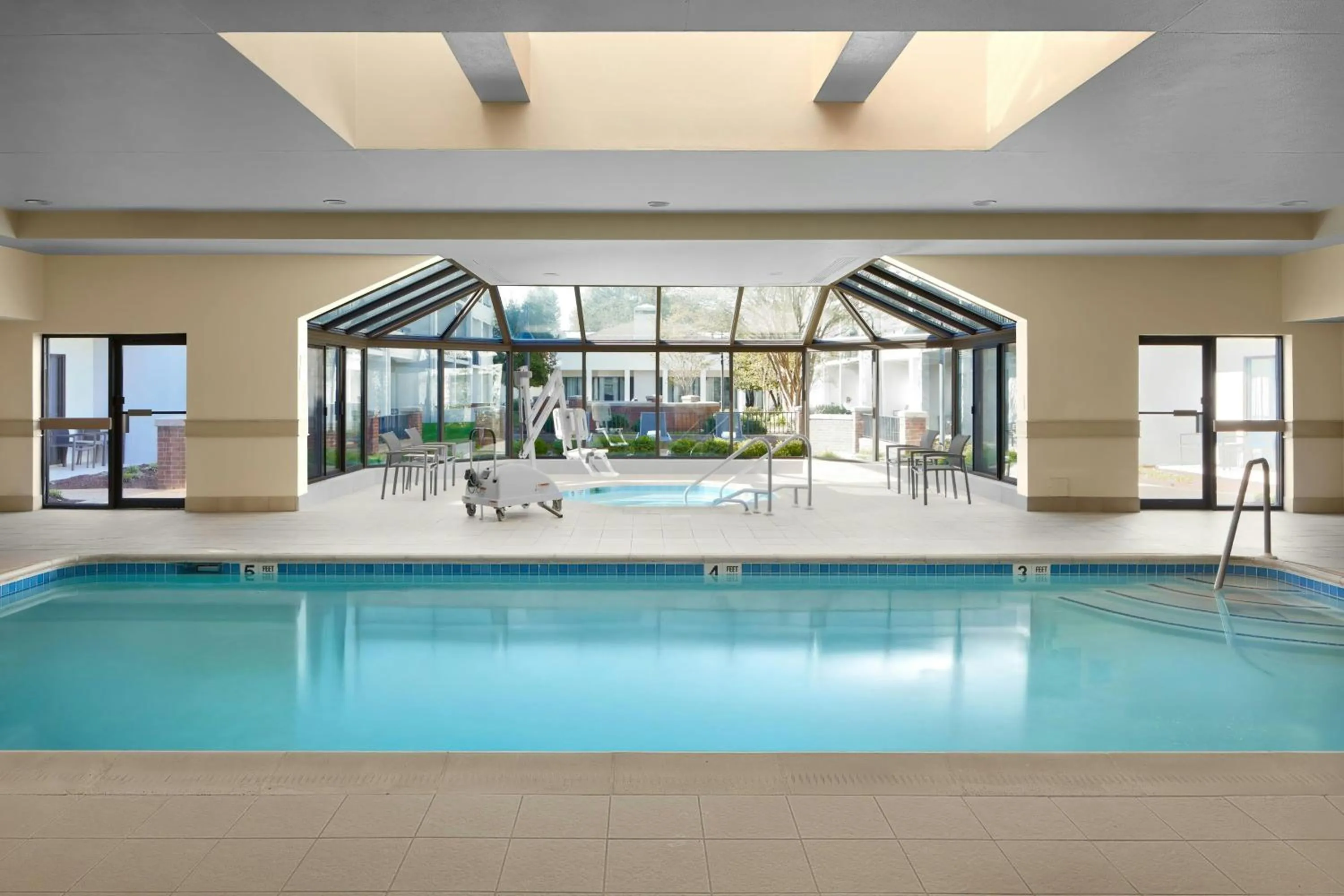 Swimming pool in Courtyard by Marriott Annapolis