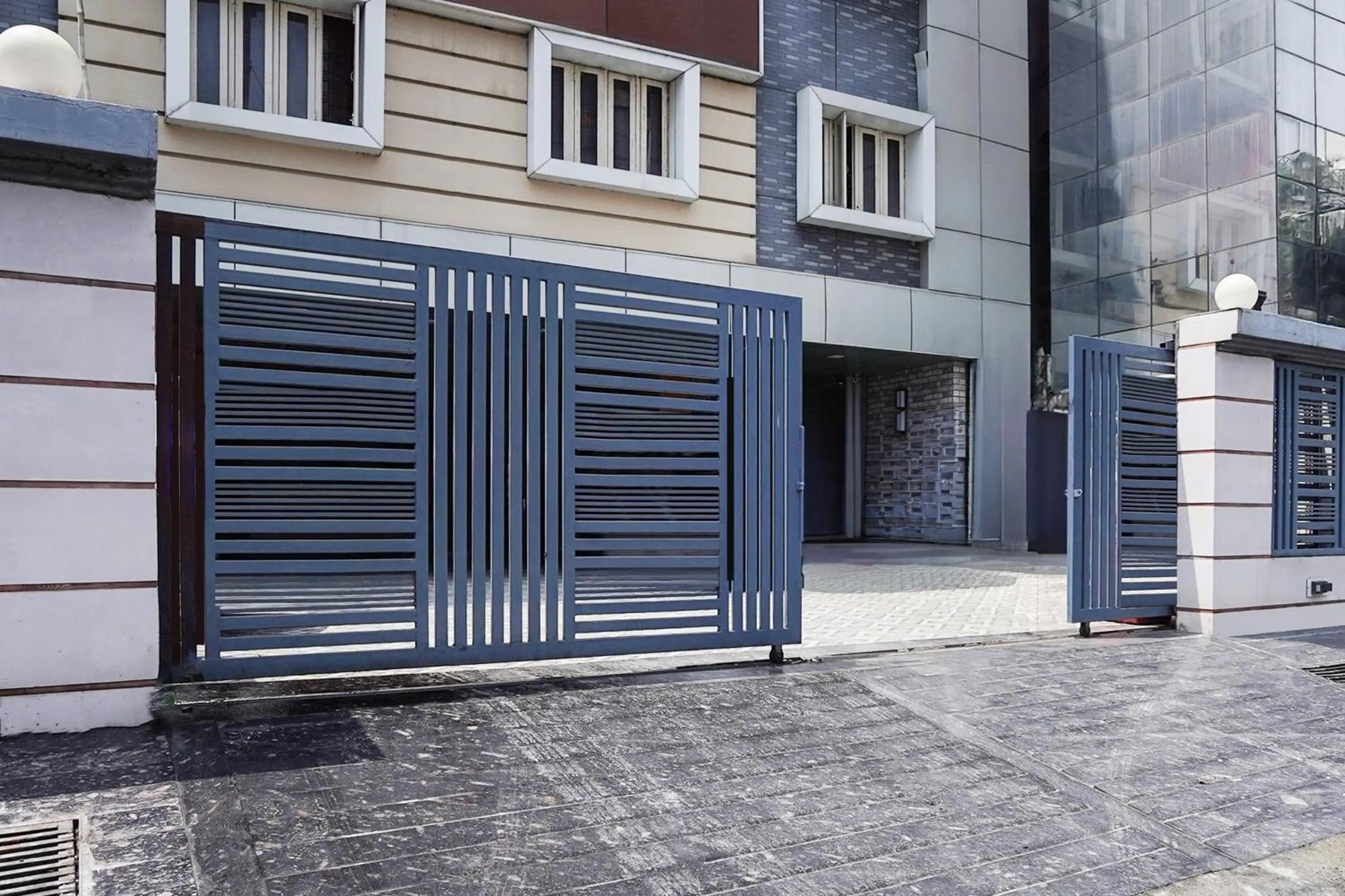 Facade/entrance in Hotel O Canal Road