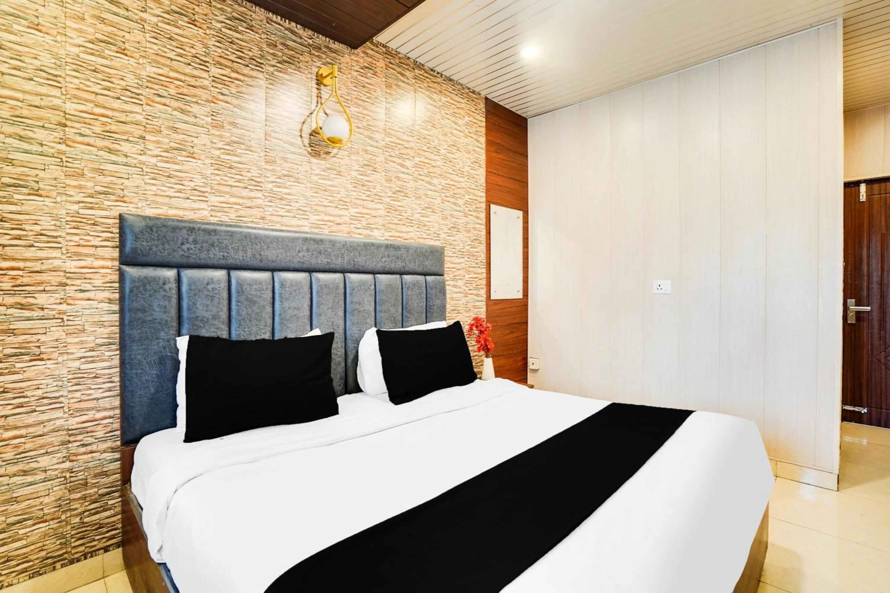 Bedroom, Bed in FabHotel Doon Maira