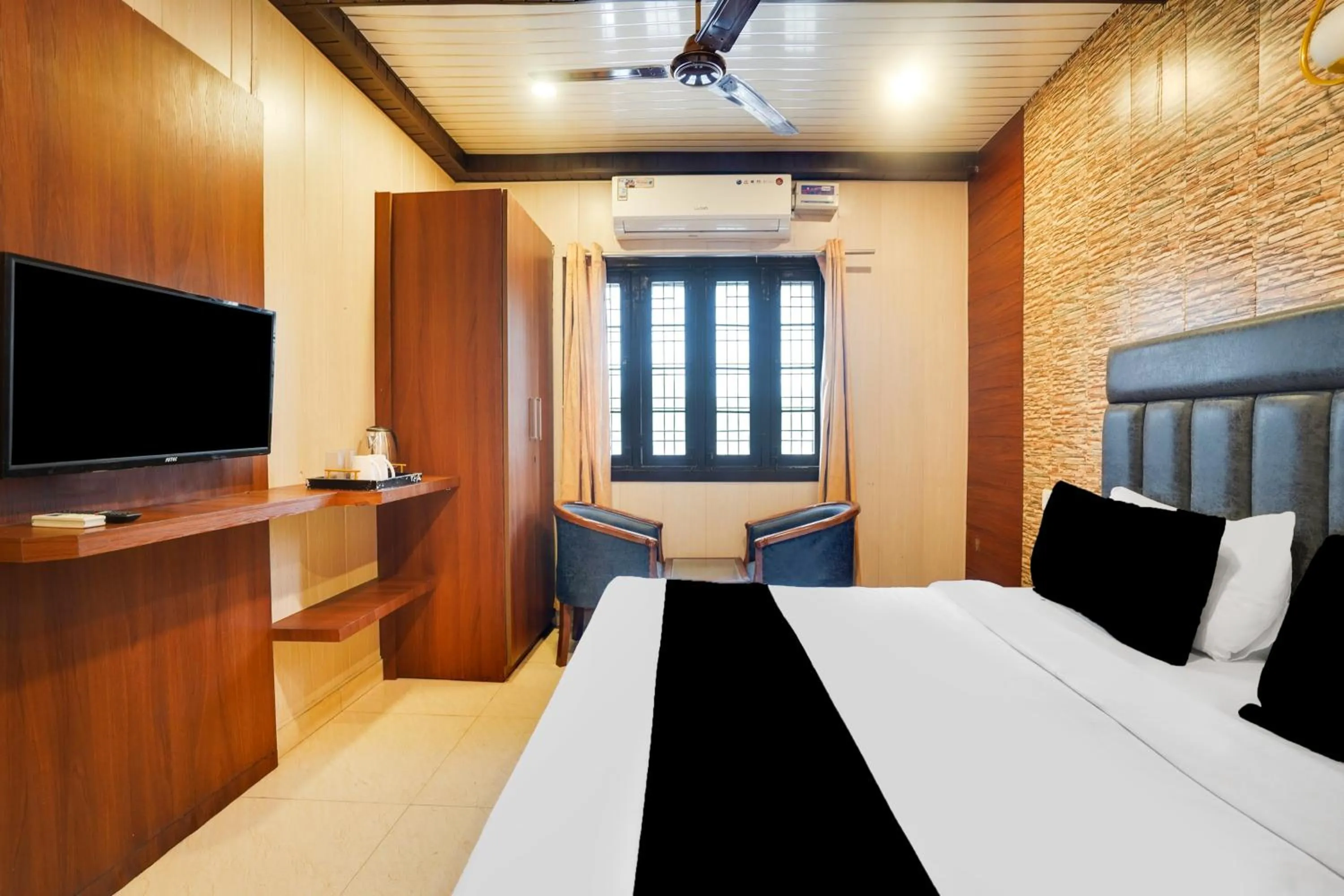 Bedroom, Bed in FabHotel Doon Maira