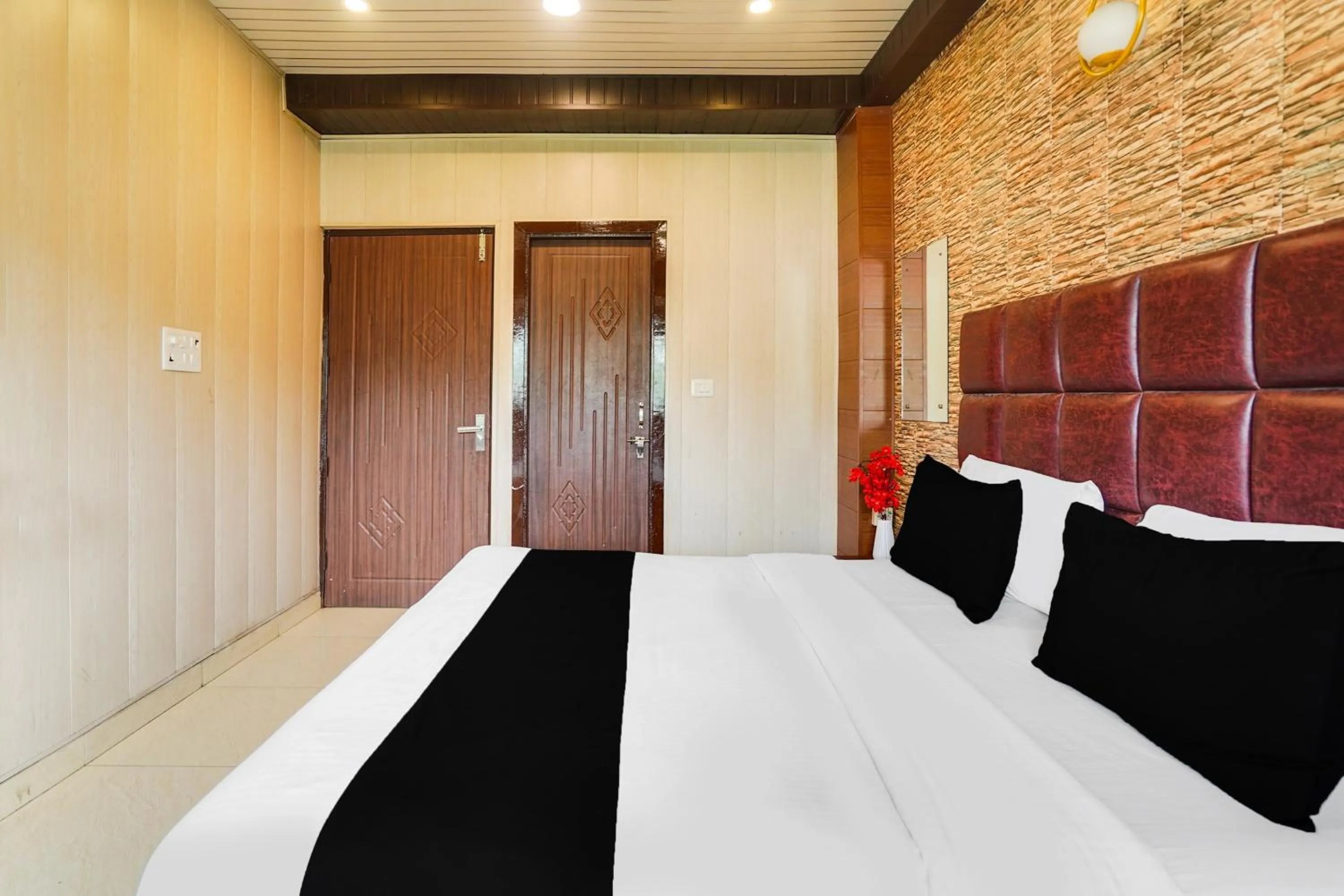 Bedroom, Bed in FabHotel Doon Maira