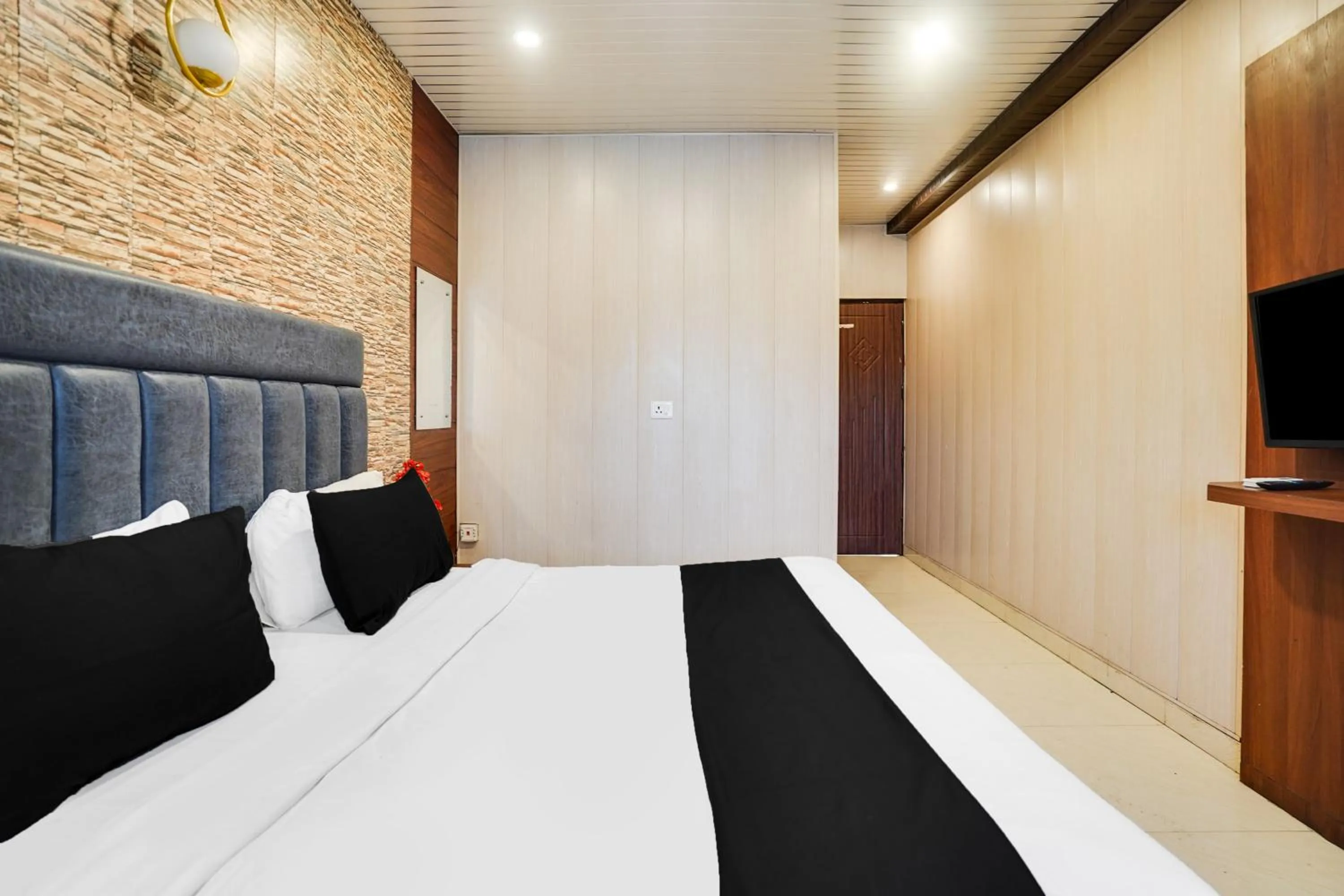 Bedroom, Bed in FabHotel Doon Maira