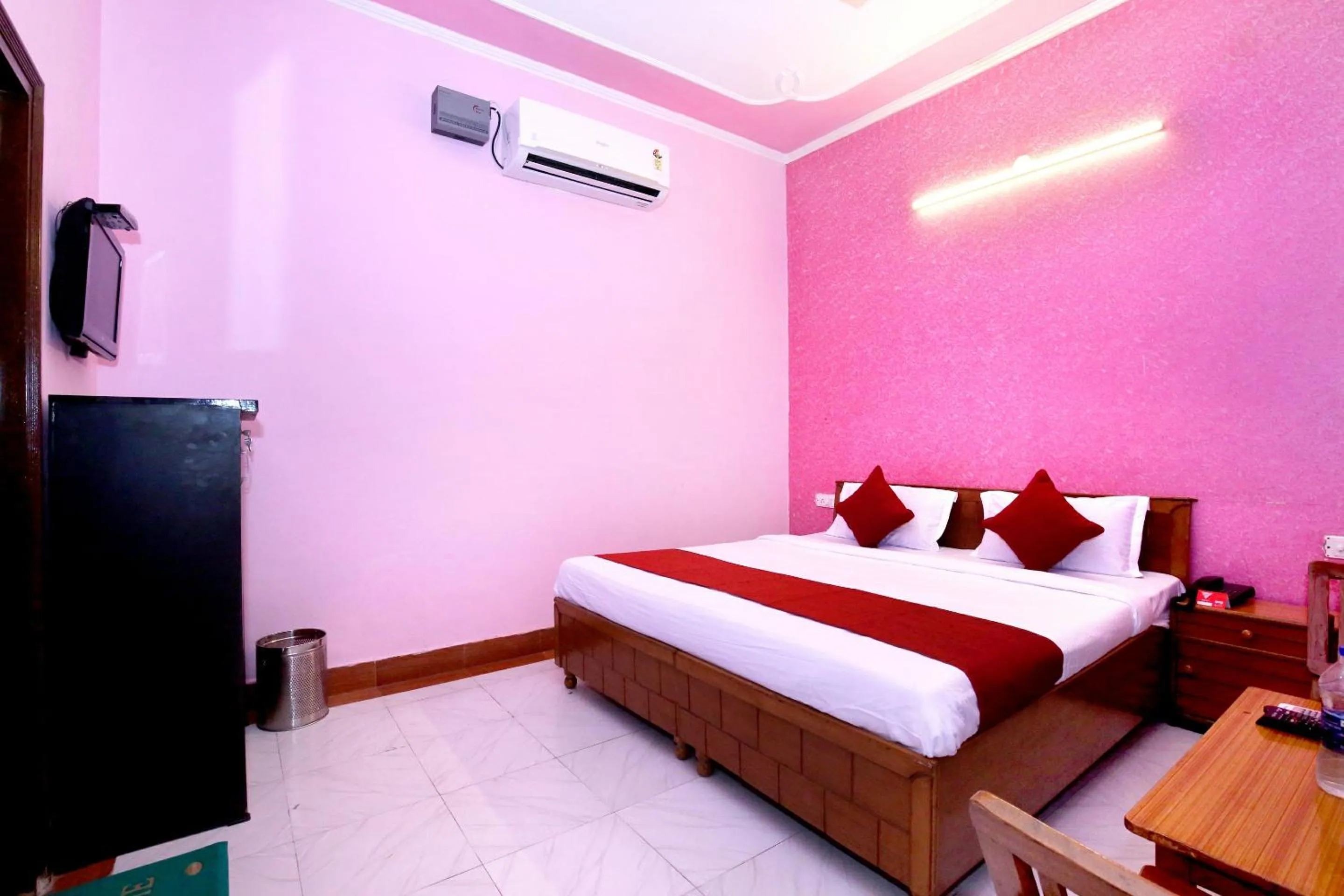 Bedroom, Bed in GMG Hotel
