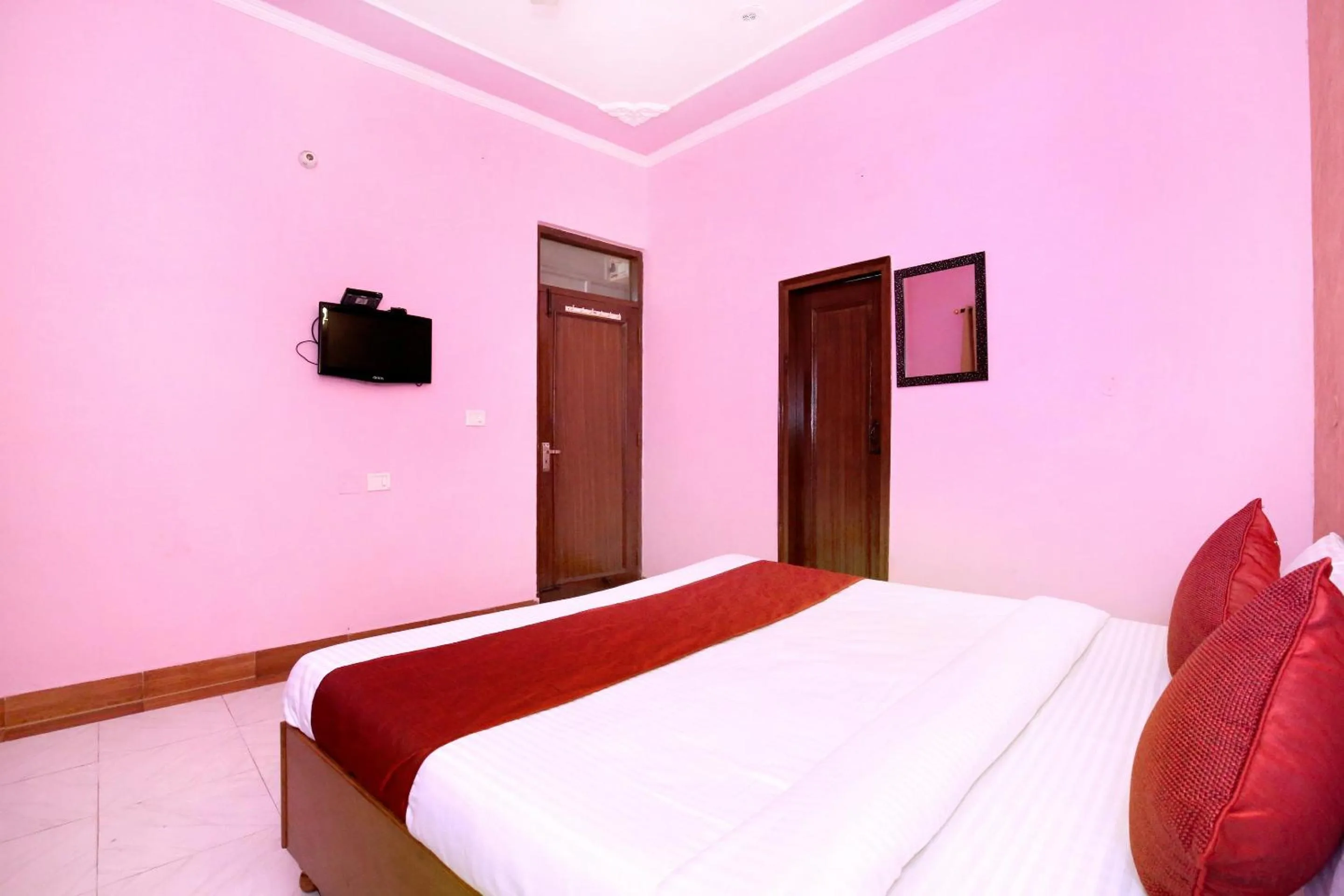 Bedroom, Bed in GMG Hotel