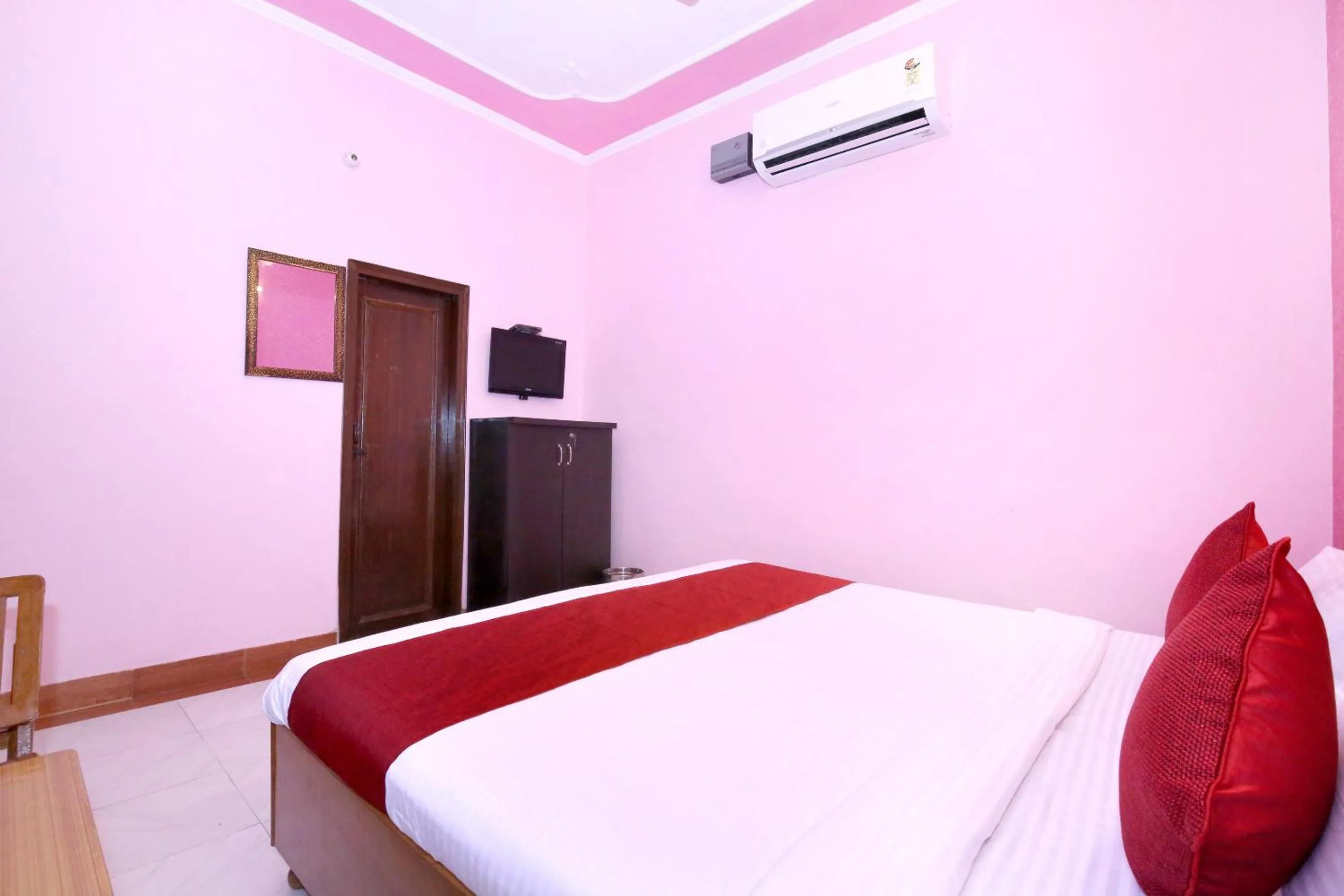 Bedroom, Bed in GMG Hotel