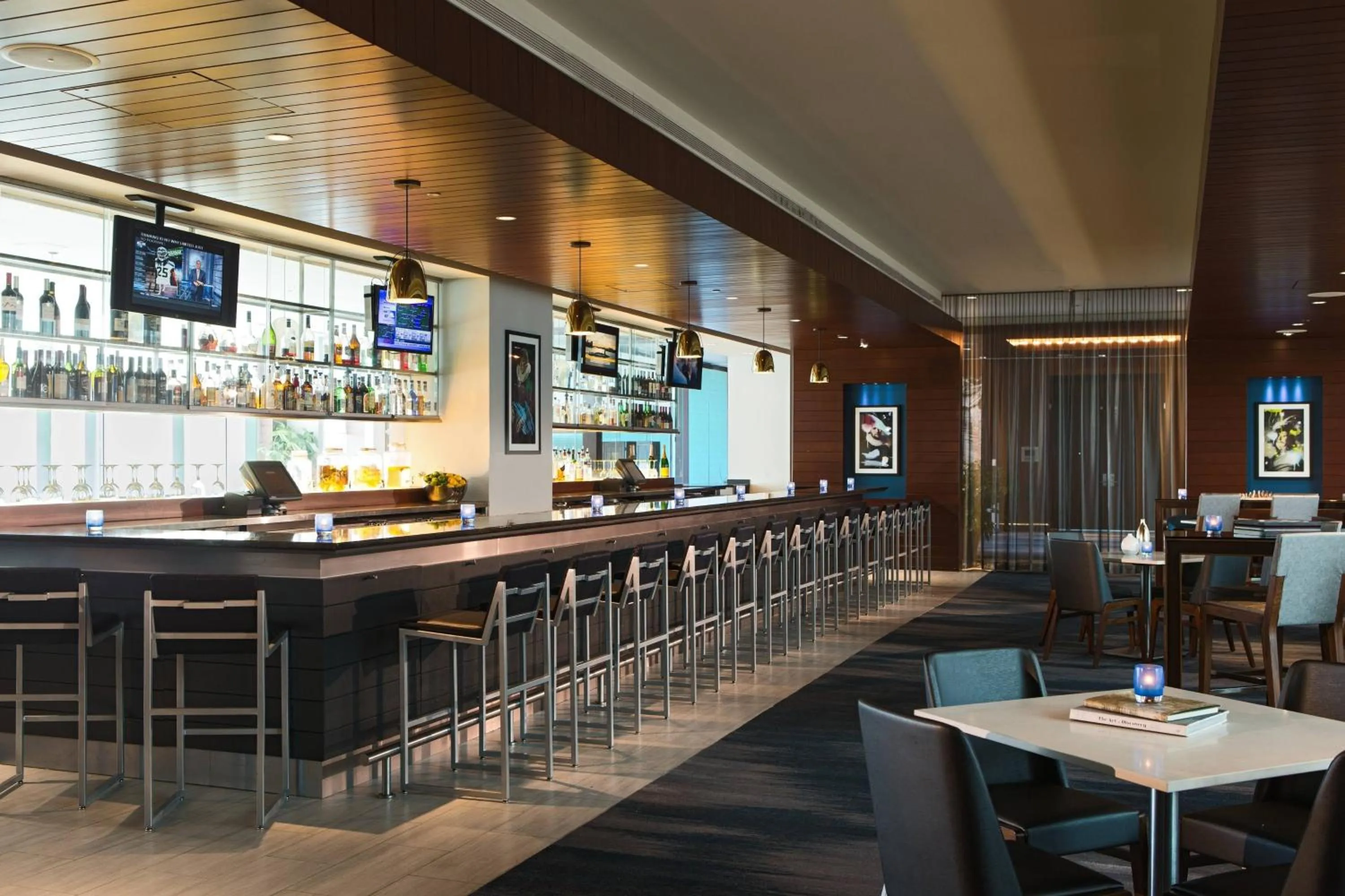 Lounge or bar in Renaissance Baltimore Harborplace Hotel