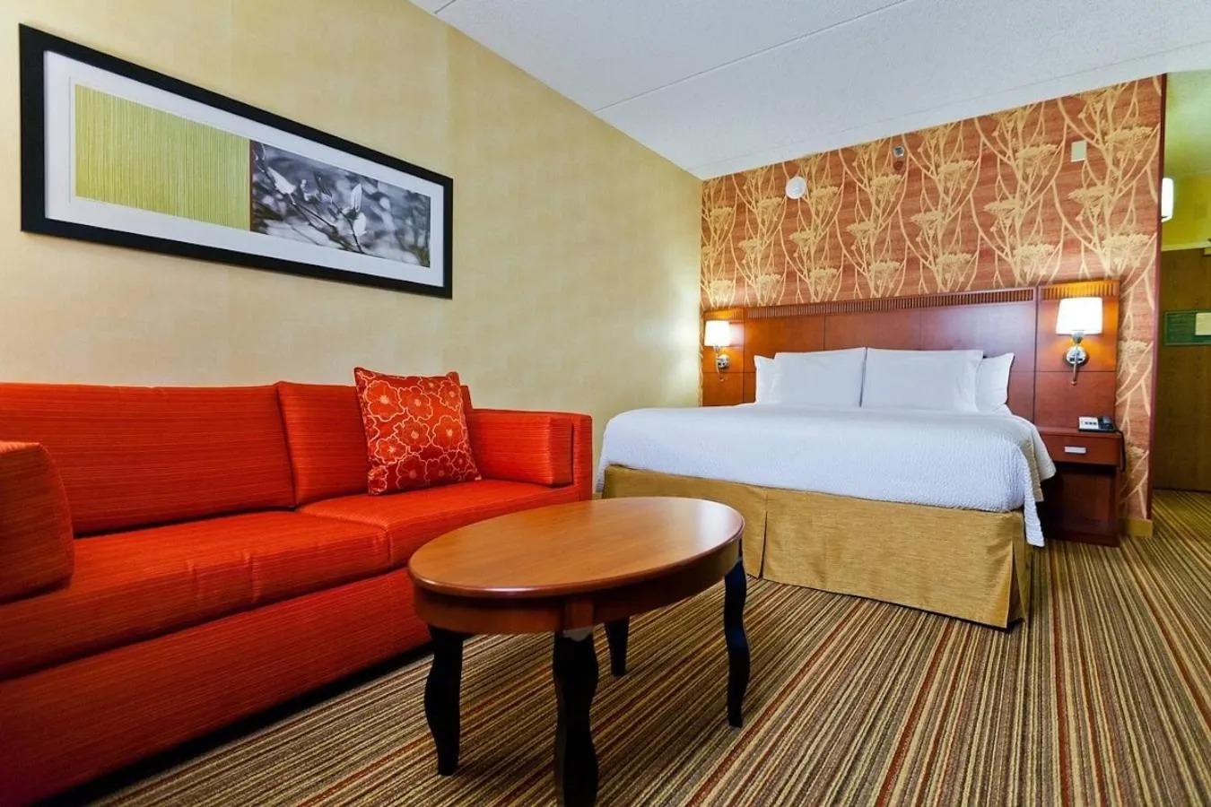 Bedroom, Bed in Courtyard Chicago O'Hare