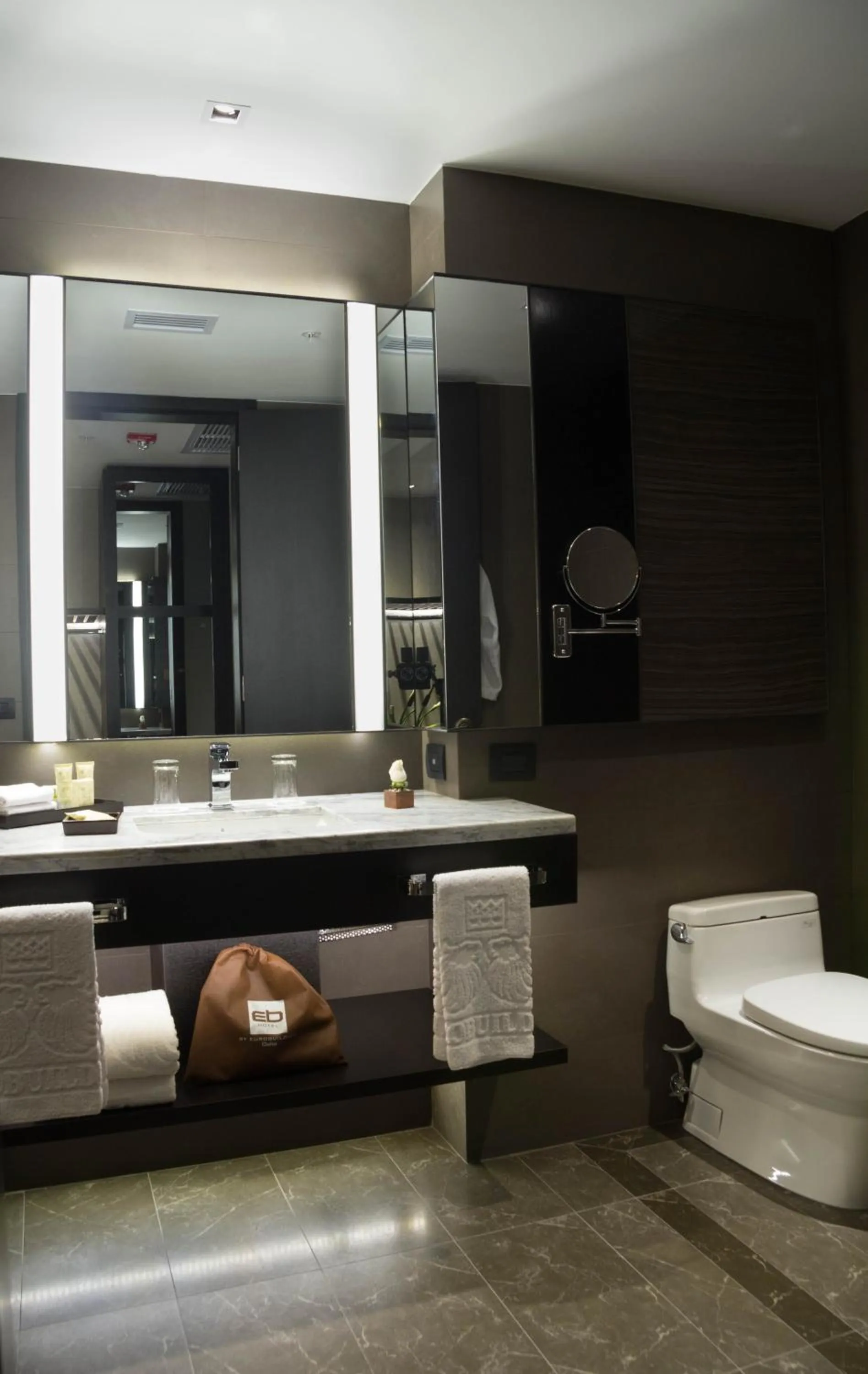 Toilet in Eb Hotel By Eurobuilding Quito Airport