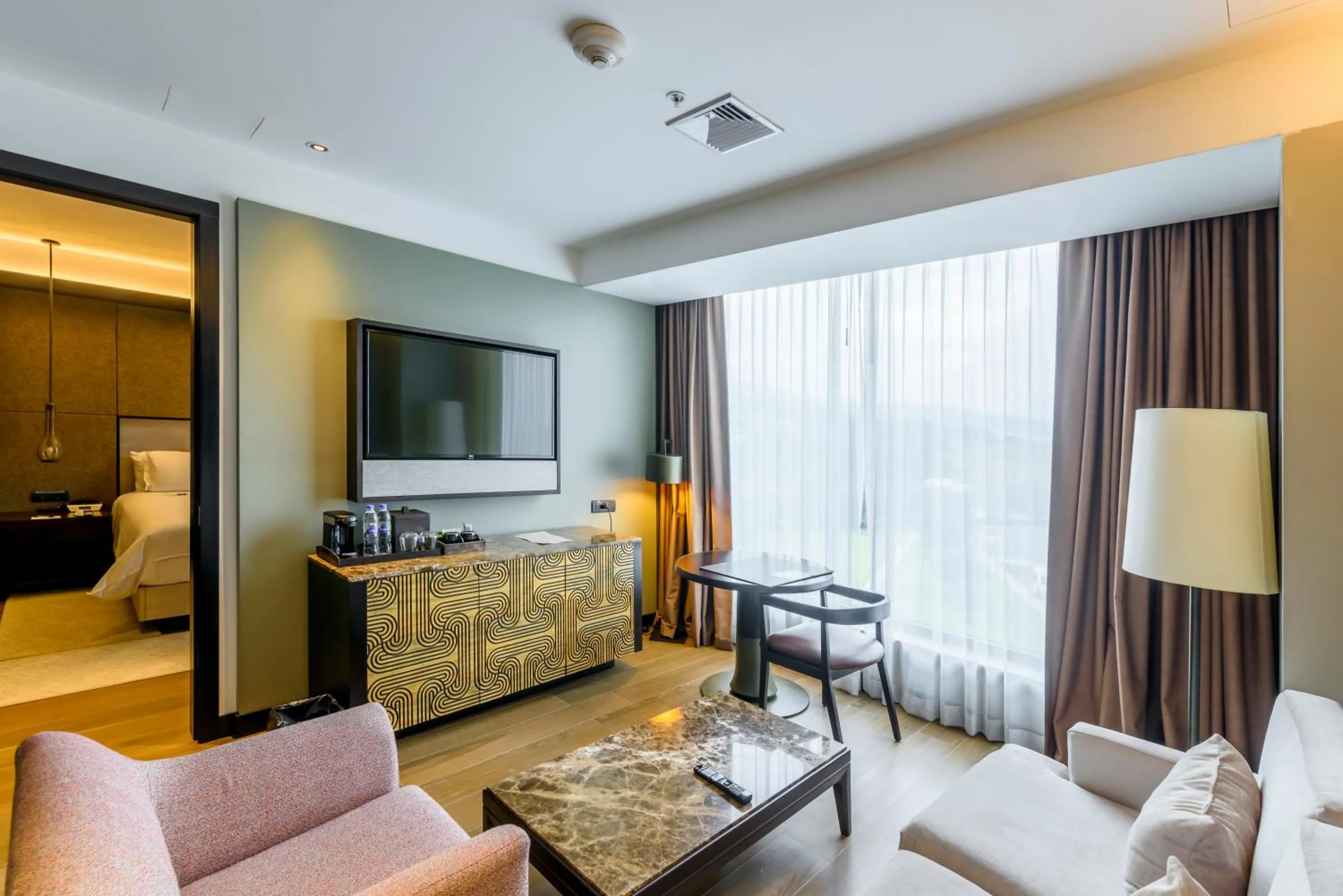 Living room, Bed in Eb Hotel By Eurobuilding Quito Airport