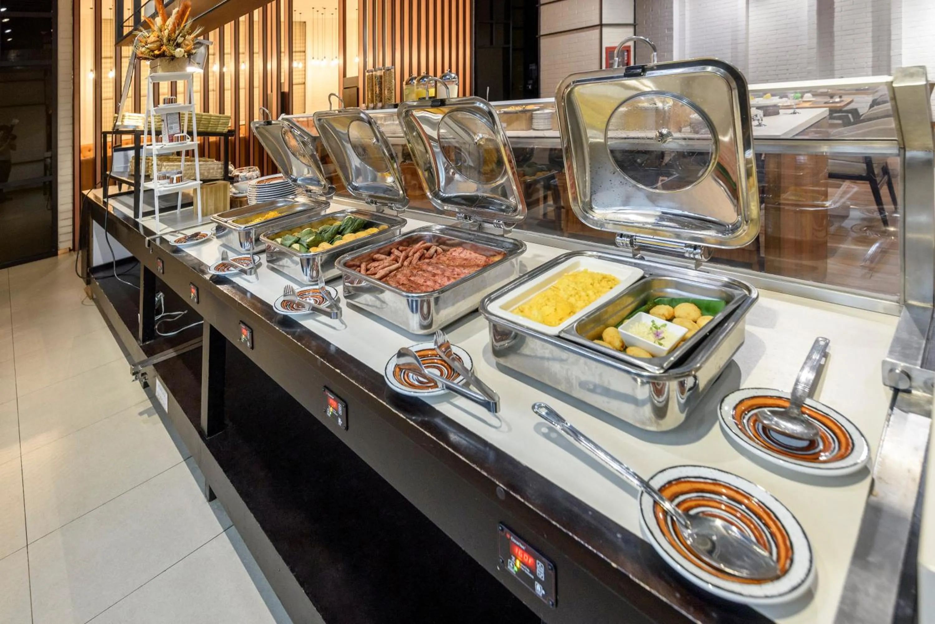 Buffet breakfast in Eb Hotel By Eurobuilding Quito Airport