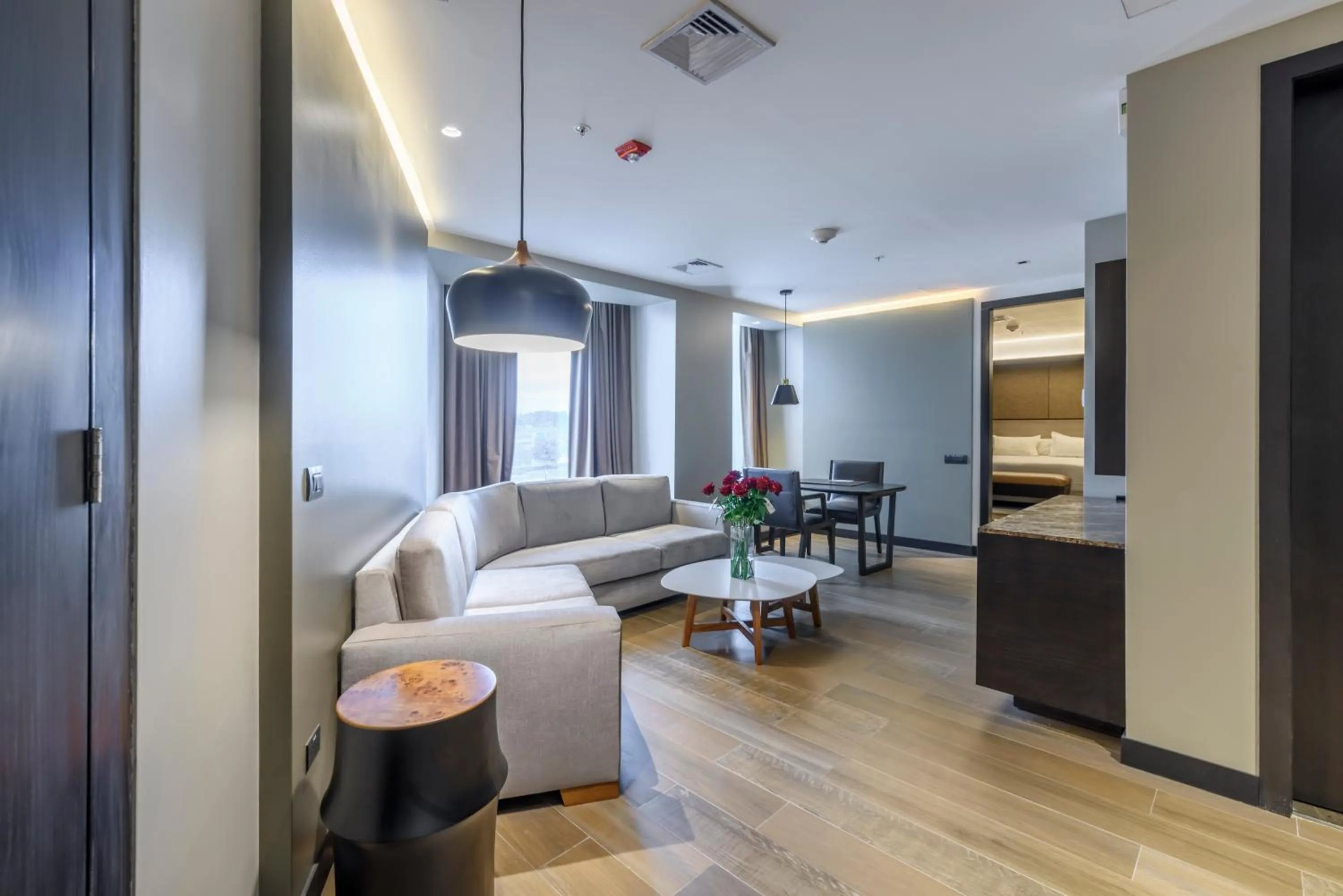 Living room, Bed in Eb Hotel By Eurobuilding Quito Airport