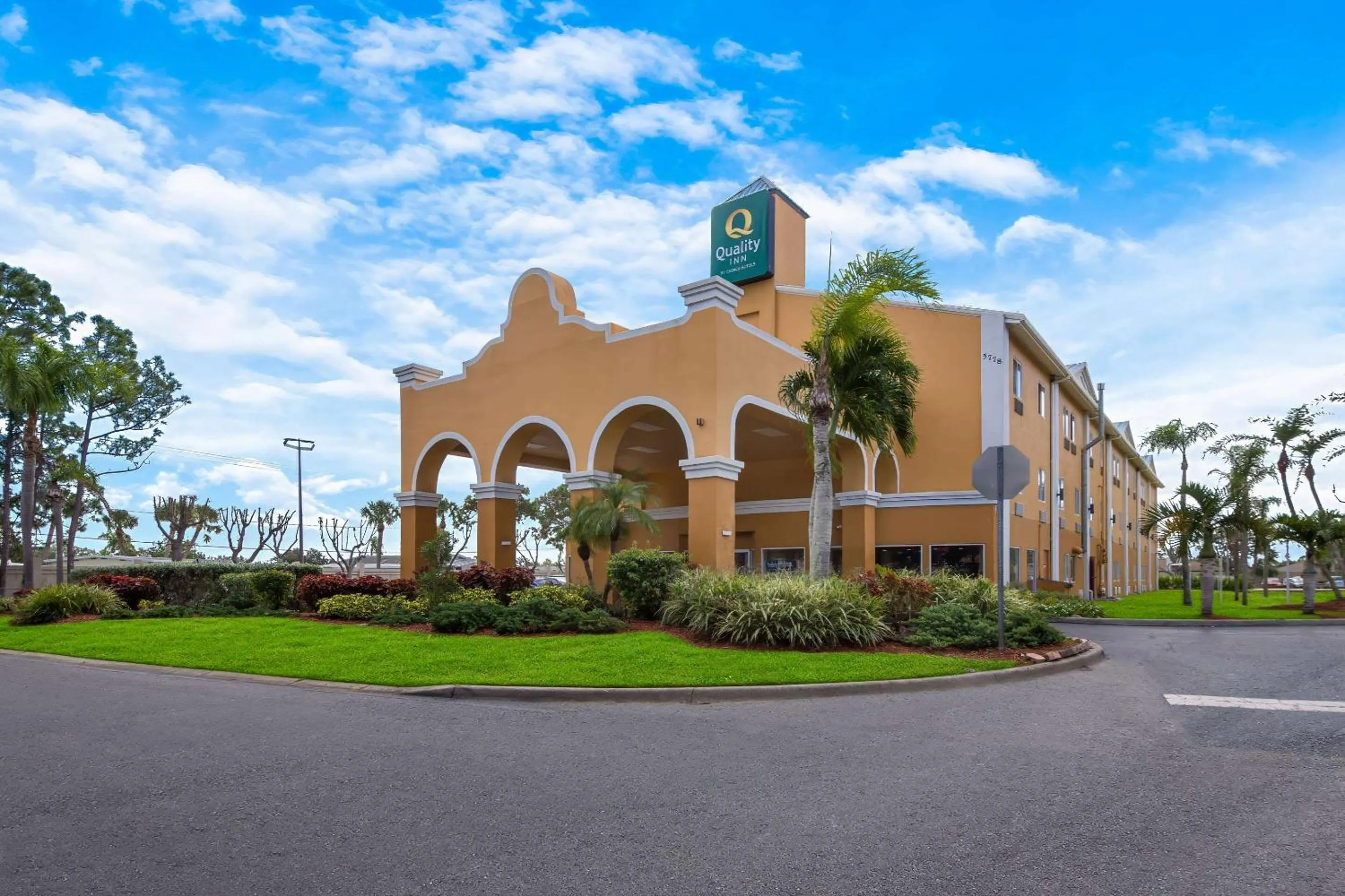 Property building in Quality Inn Sarasota I-75