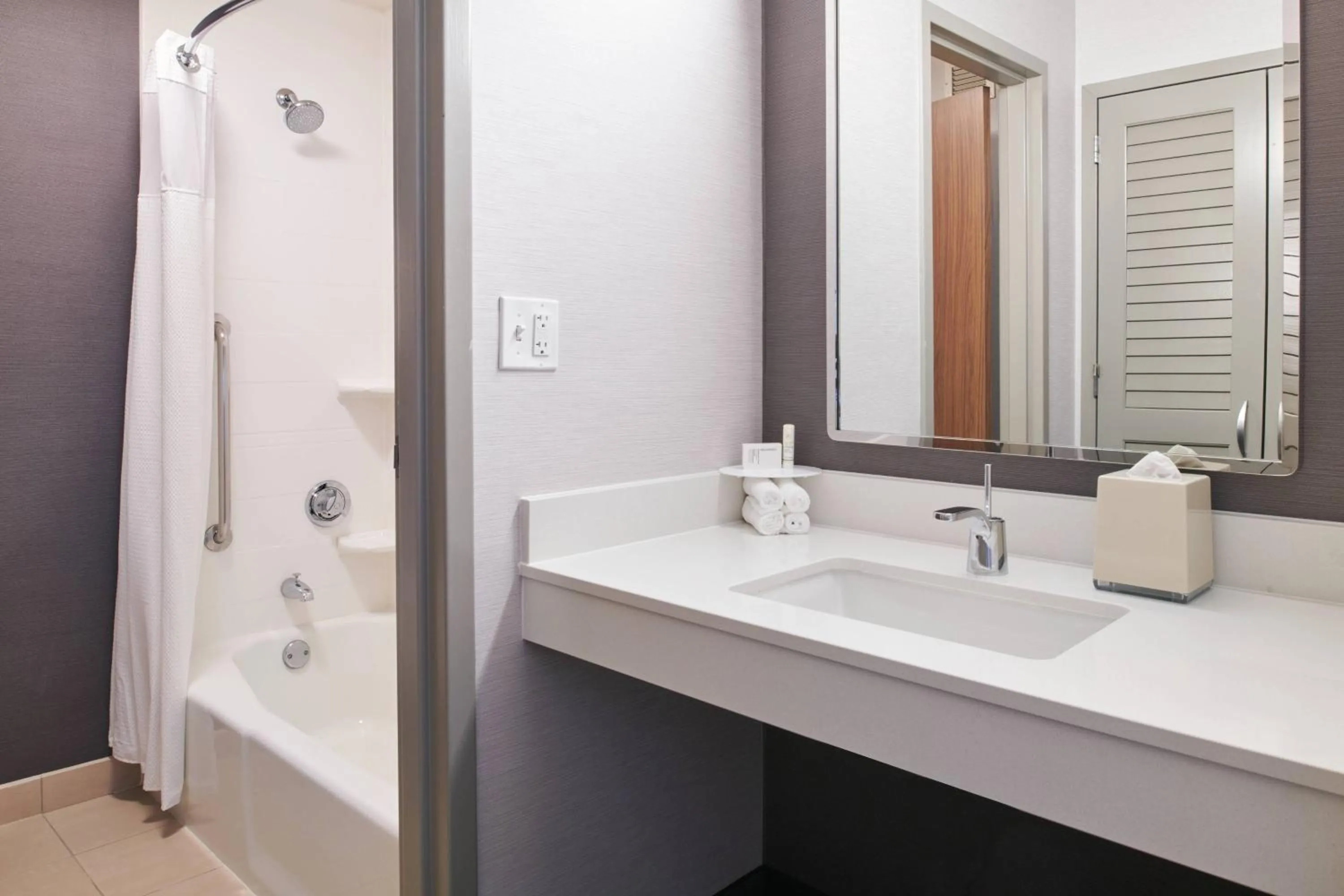 Bathroom in Courtyard Chicago Highland Park/Northbrook